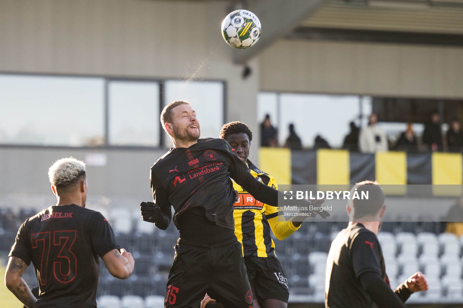 Midtjyllands Sverrir Ingason och Häckens Abdoulaye Faye