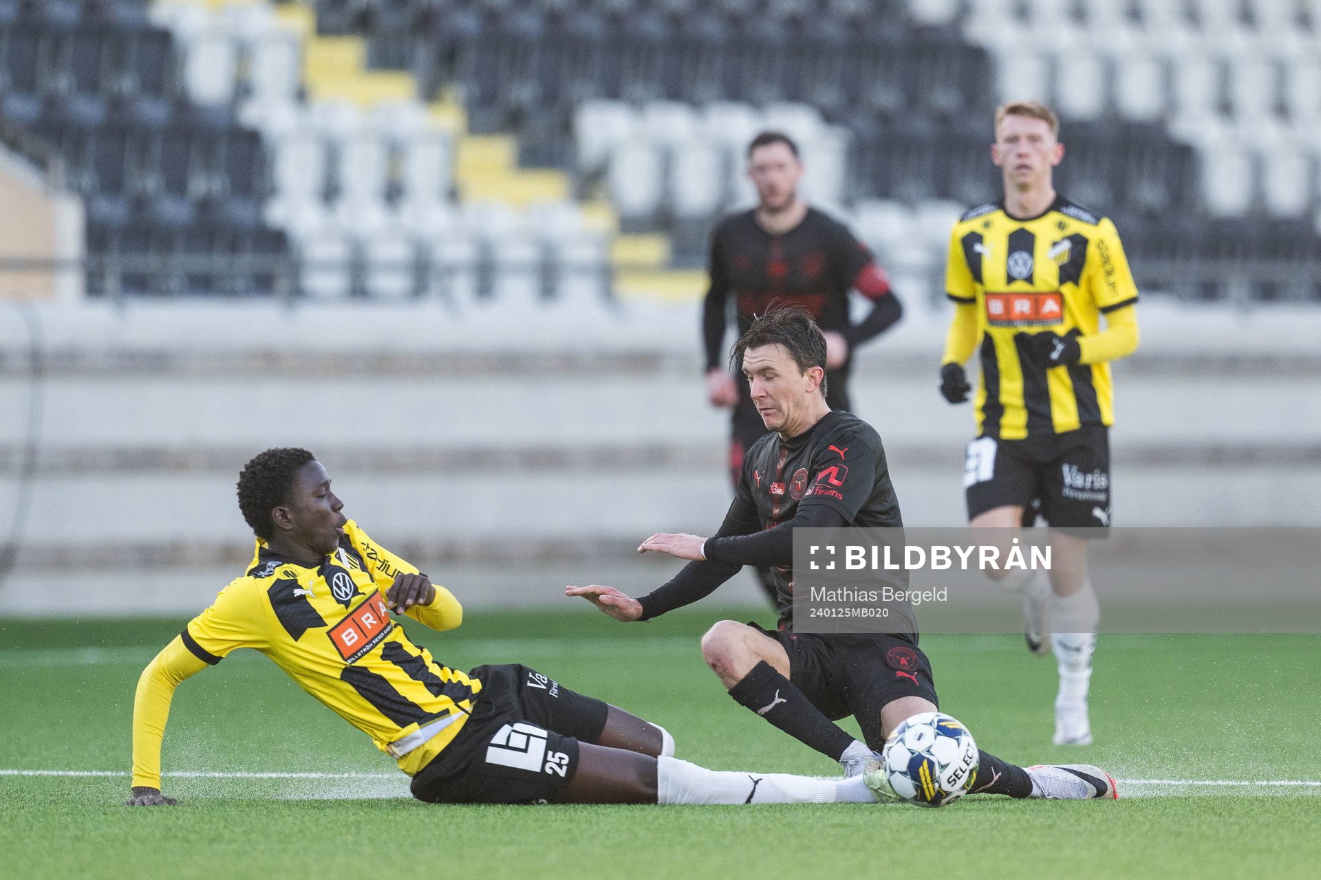 Häckens Abdoulaye Faye och Midtjyllands Kristoffer Olsson under träningsmatchen i fotboll mellan Häcken och Midtjylland den 25 januari 2024 i Göteborg.