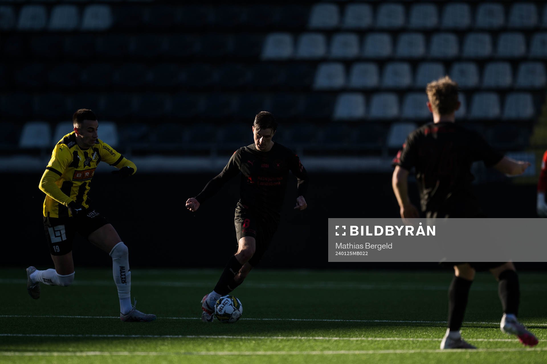 Häckens Srdjan Hrstic och Midtjyllands Kristoffer Olsson under träningsmatchen i fotboll mellan Häcken och Midtjylland den 25 januari 2024 i Göteborg.