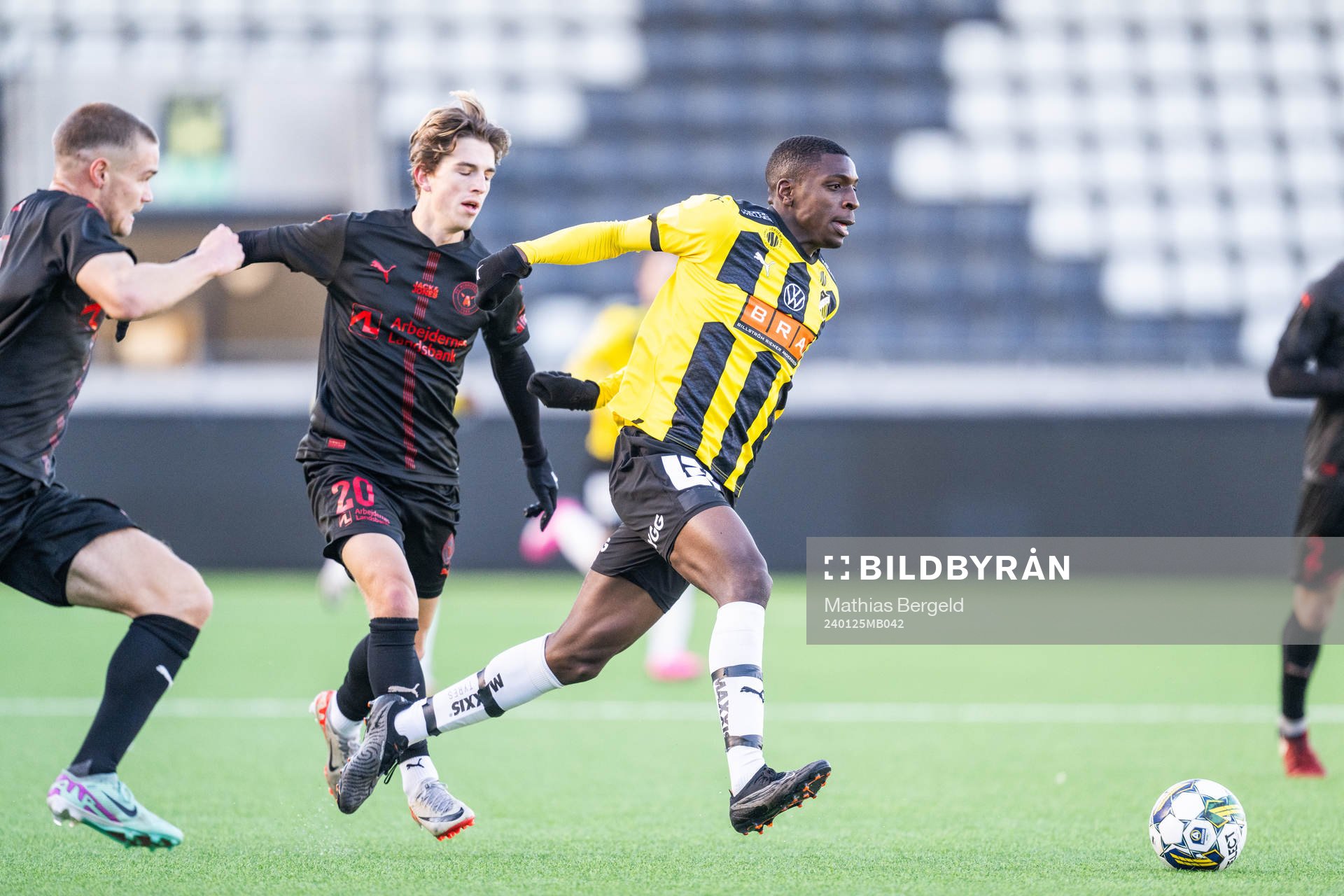 Midtjyllands Valdemar Byskov och Häckens Anomnachi Chidi under träningsmatchen i fotboll mellan Häcken och Midtjylland den 25 januari 2024 i Göteborg.