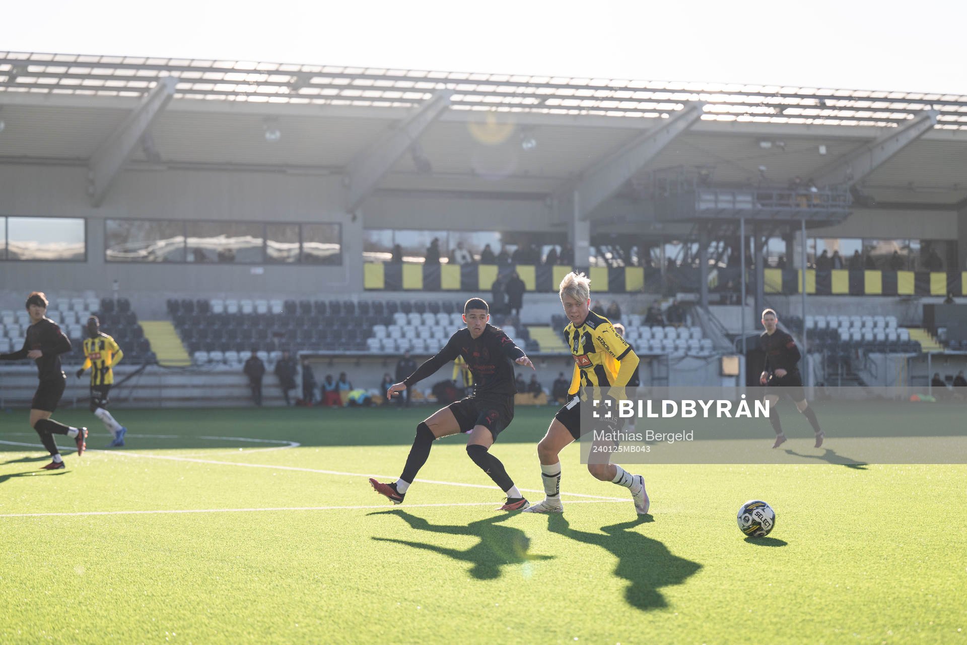 Midtjyllands Emiliano Martinez och Häckens Isak Brusberg under träningsmatchen i fotboll mellan Häcken och Midtjylland den 25 januari 2024 i Göteborg.