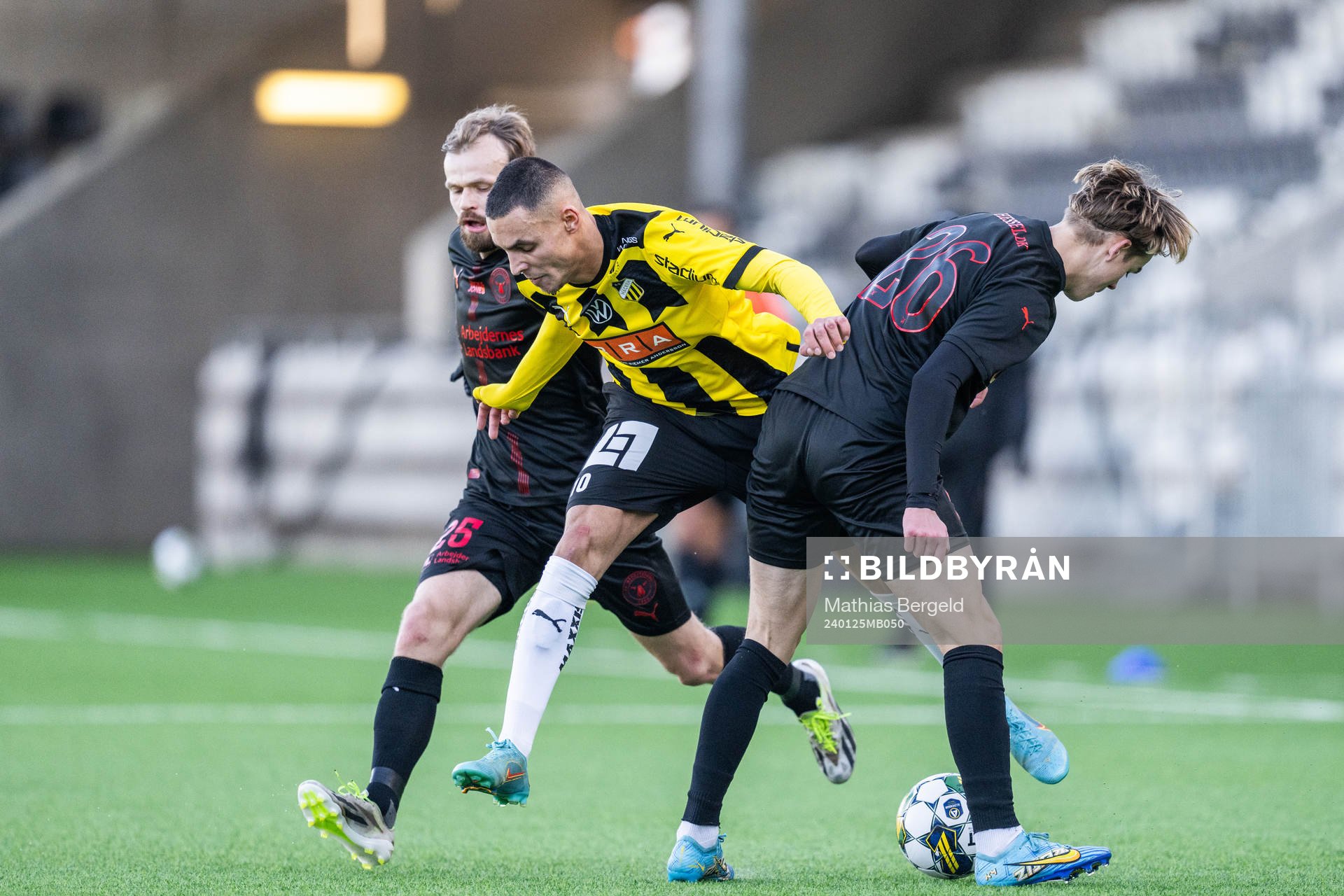 Midtjyllands Iver Fossum och Daniel Kristjansson i kamp med Häckens Ali Youssef under träningsmatchen i fotboll mellan Häcken och Midtjylland den 25 januari 2024 i Göteborg. 