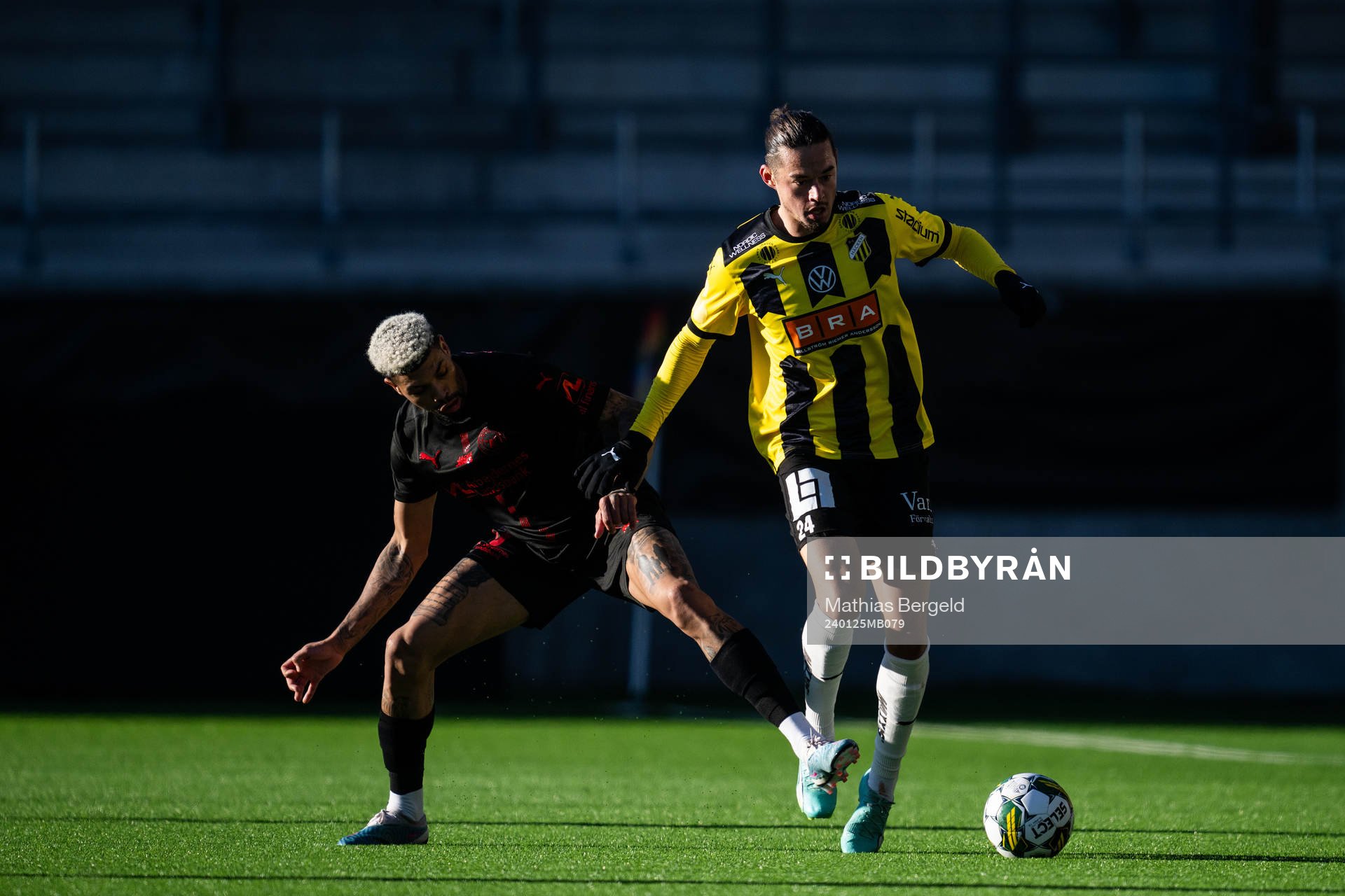 Midtjyllands Jose Carlos Juninho och Häckens Amor Layouni under träningsmatchen i fotboll mellan Häcken och Midtjylland den 25 januari 2024 i Göteborg.