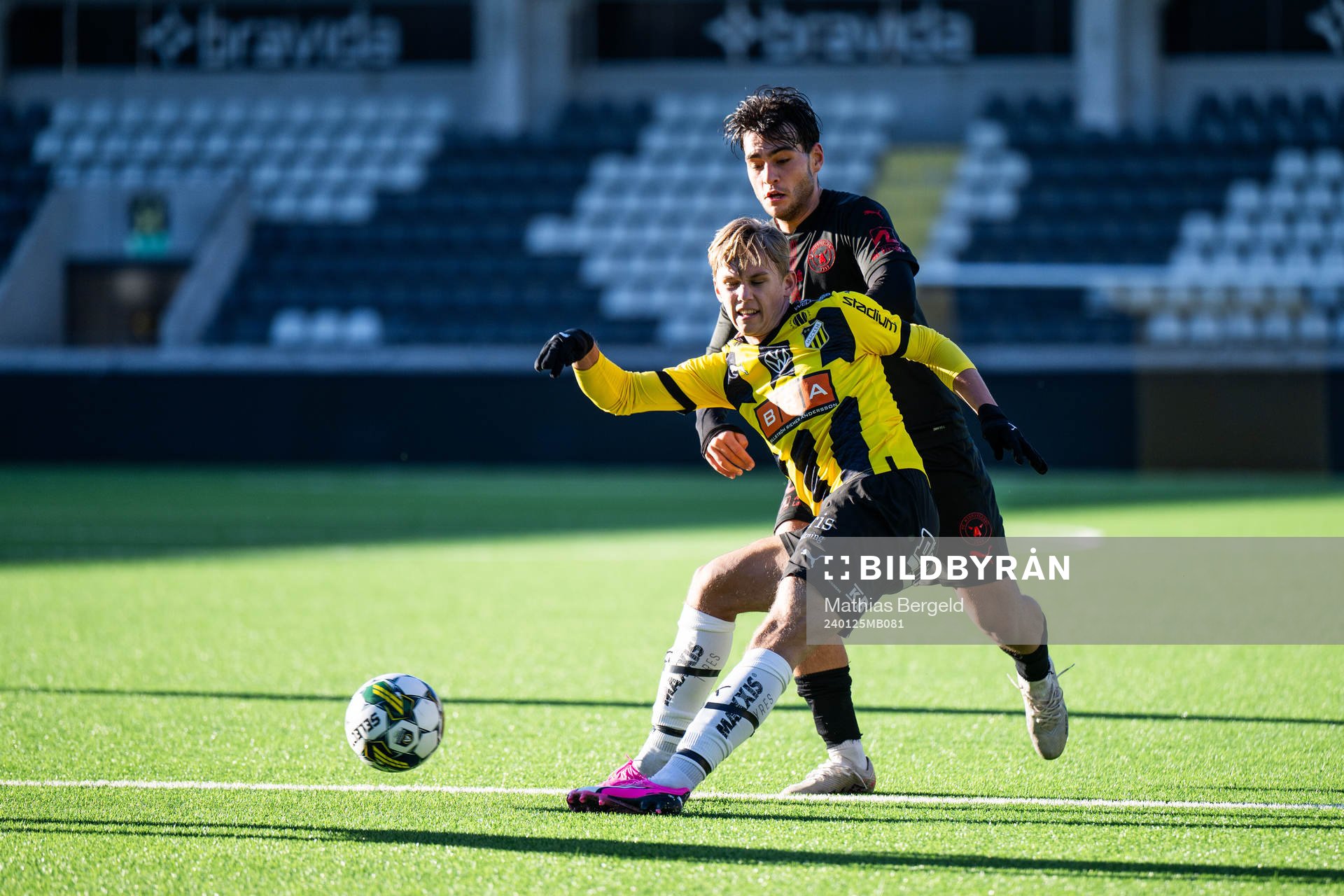 Häckens Pontus Dahbo och Midtjyllands Aral Simsir under träningsmatchen i fotboll mellan Häcken och Midtjylland den 25 januari 2024 i Göteborg.