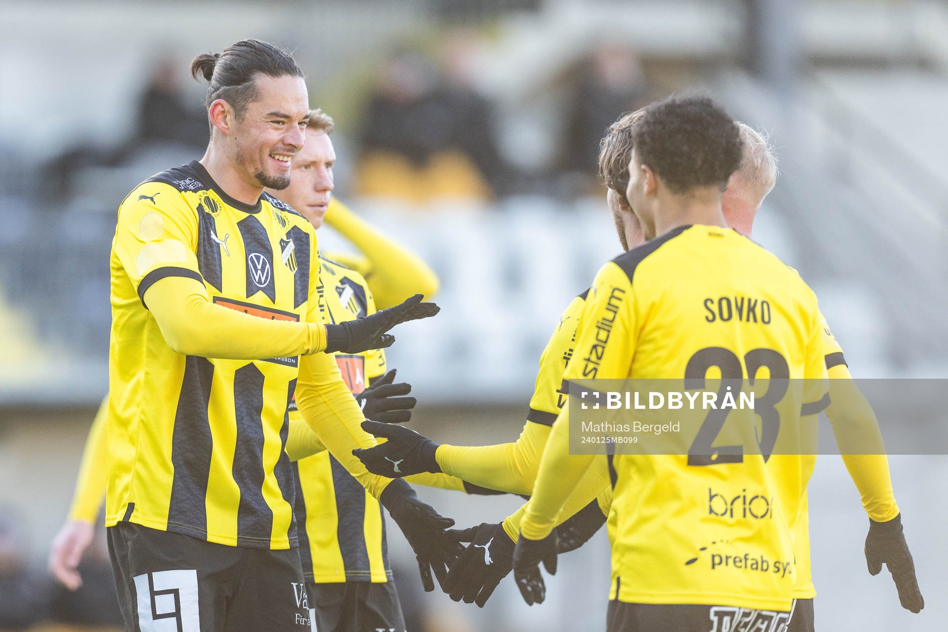 Häckens Amor Layouni jublar med lagkamrater