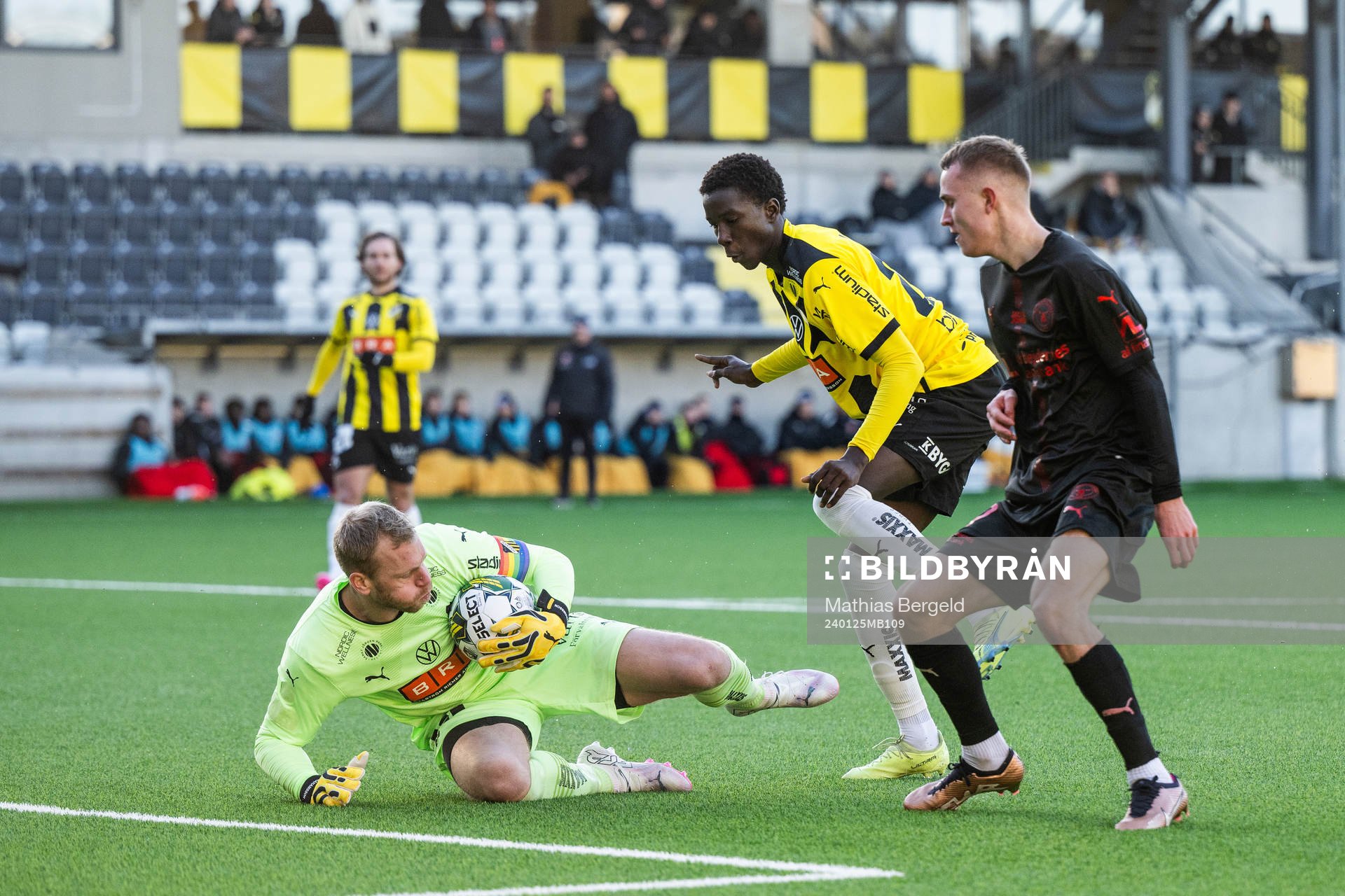 Häckens målvakt Peter Abrahamsson och Abdoulaye Faye