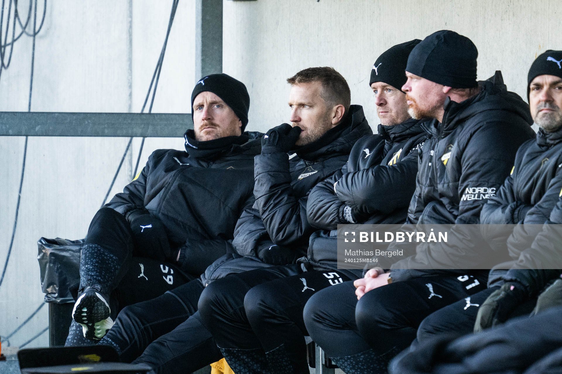 Häckens assisterande tränare Håkon Wibe-Lund, assisterande tränare Rasmus Lindgren, assisterande tränare Jesper Ljung och målvaktstränare Christoffer Källqvist under träningsmatchen i fotboll mellan Häcken och Midtjylland den 25 januari 2024 i Göteborg.