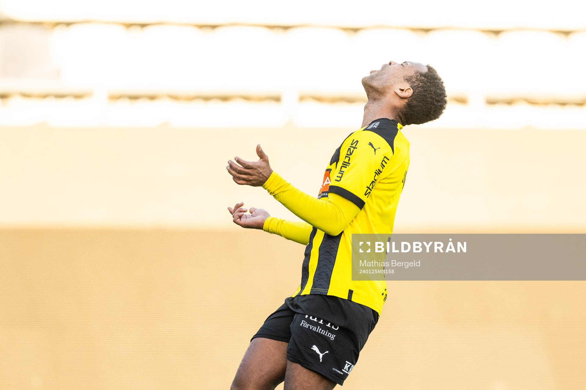 Häckens Ola Kamara reagerar