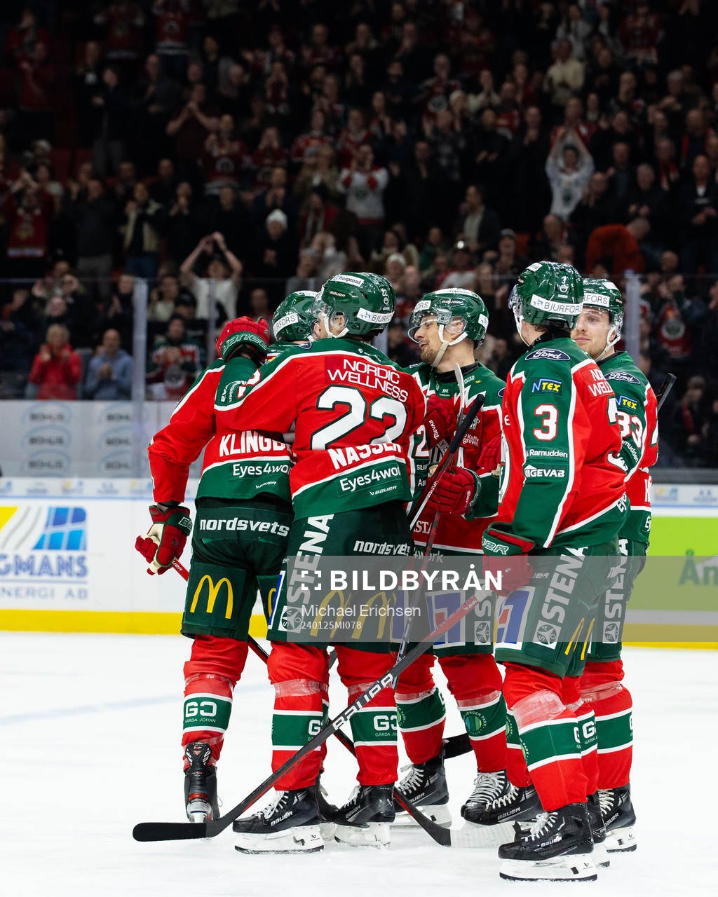 Frölundas Carl Klingberg jublar med lagkamrater
