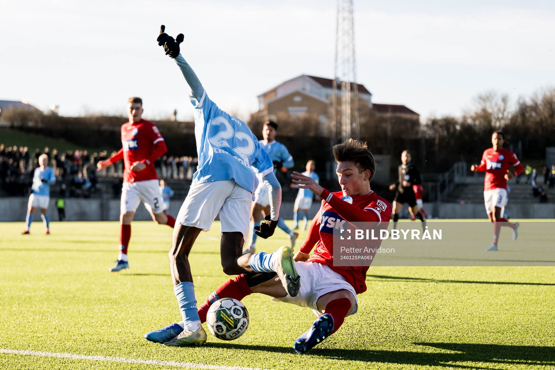 Malmö FFs Taha Ali och Silkeborgs Andreas Pyndt under träningsmatchen i fotboll mellan Malmö FF och Silkeborg den 25 januari 2024 i Lund.