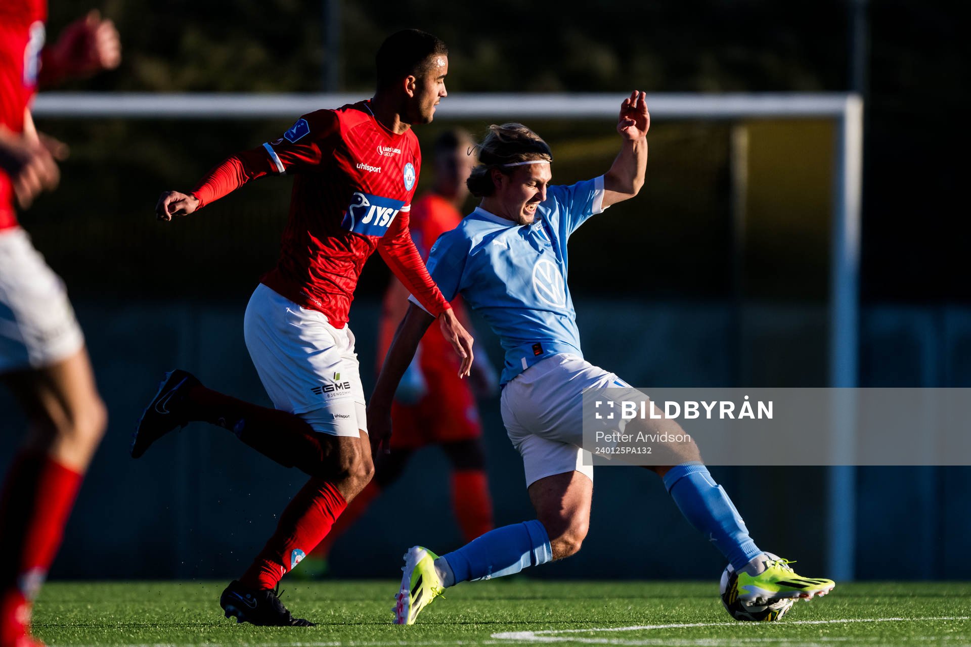 Malmö FFs Sebastian Nanasi och Silkeborgs Fredrik Carlsen under träningsmatchen i fotboll mellan Malmö FF och Silkeborg den 25 januari 2024 i Lund.