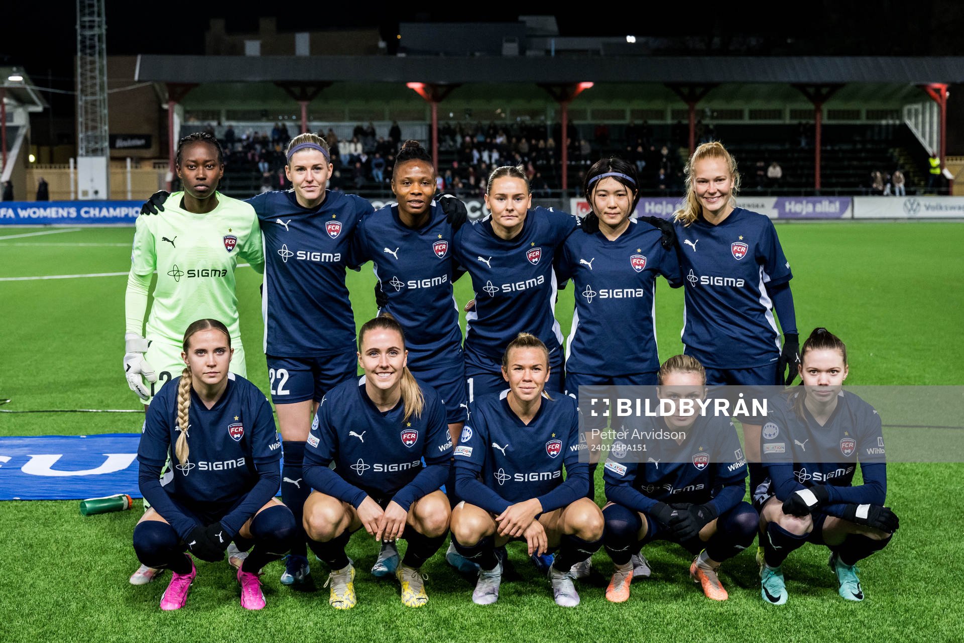 The starting eleven of Rosengård pose for a team picture