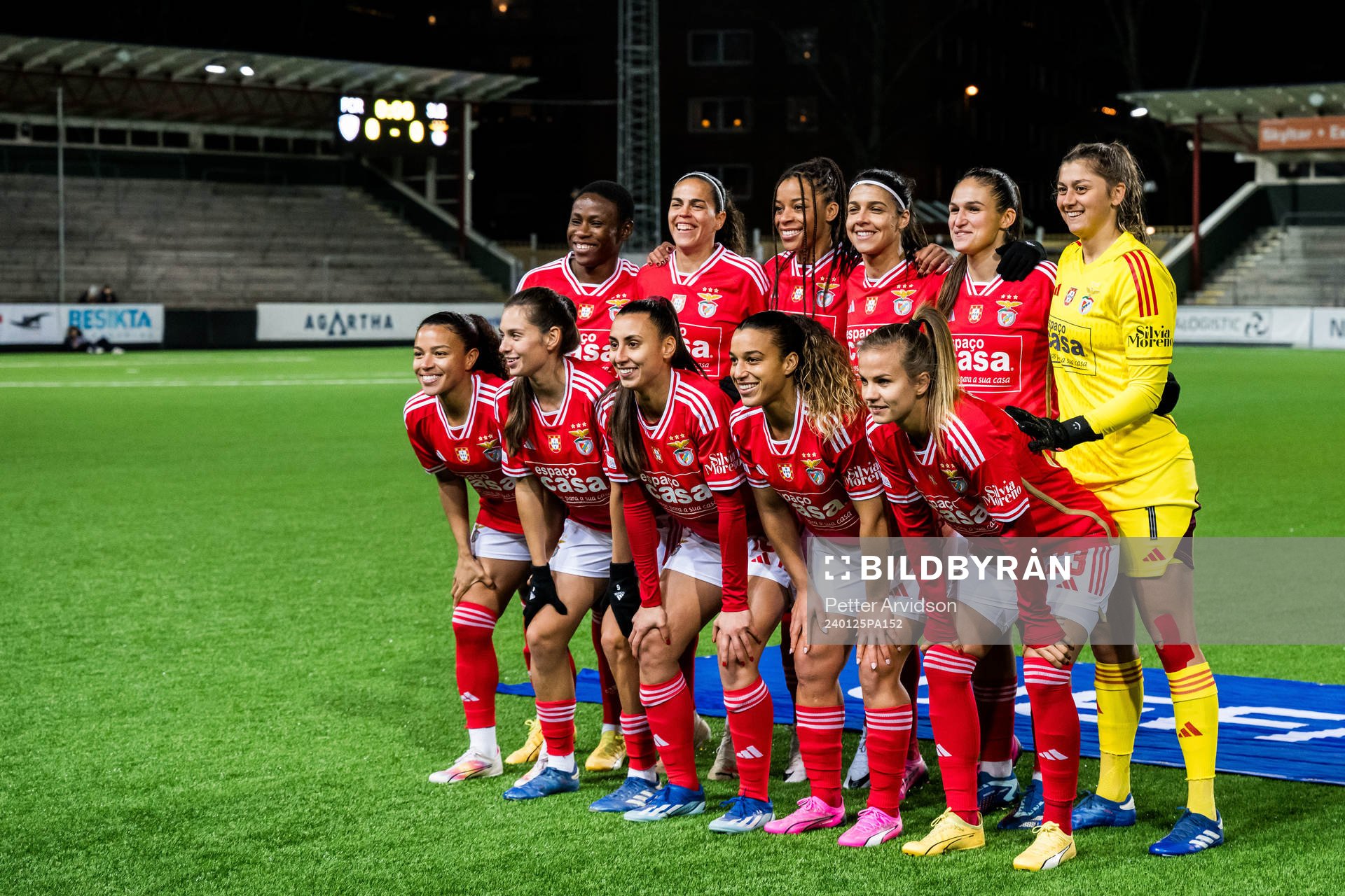 The starting eleven of Benfica pose for a team picture