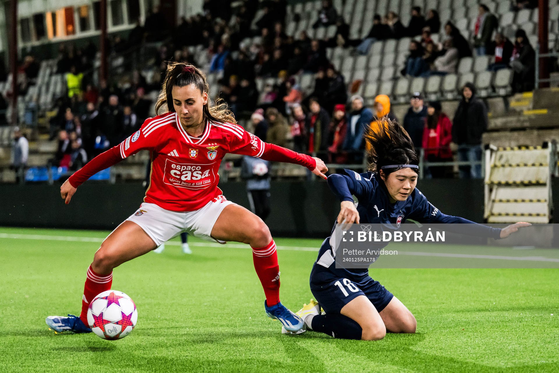 Catarina Amado of Benfica and Mai Kadowaki of FC Rosengård
