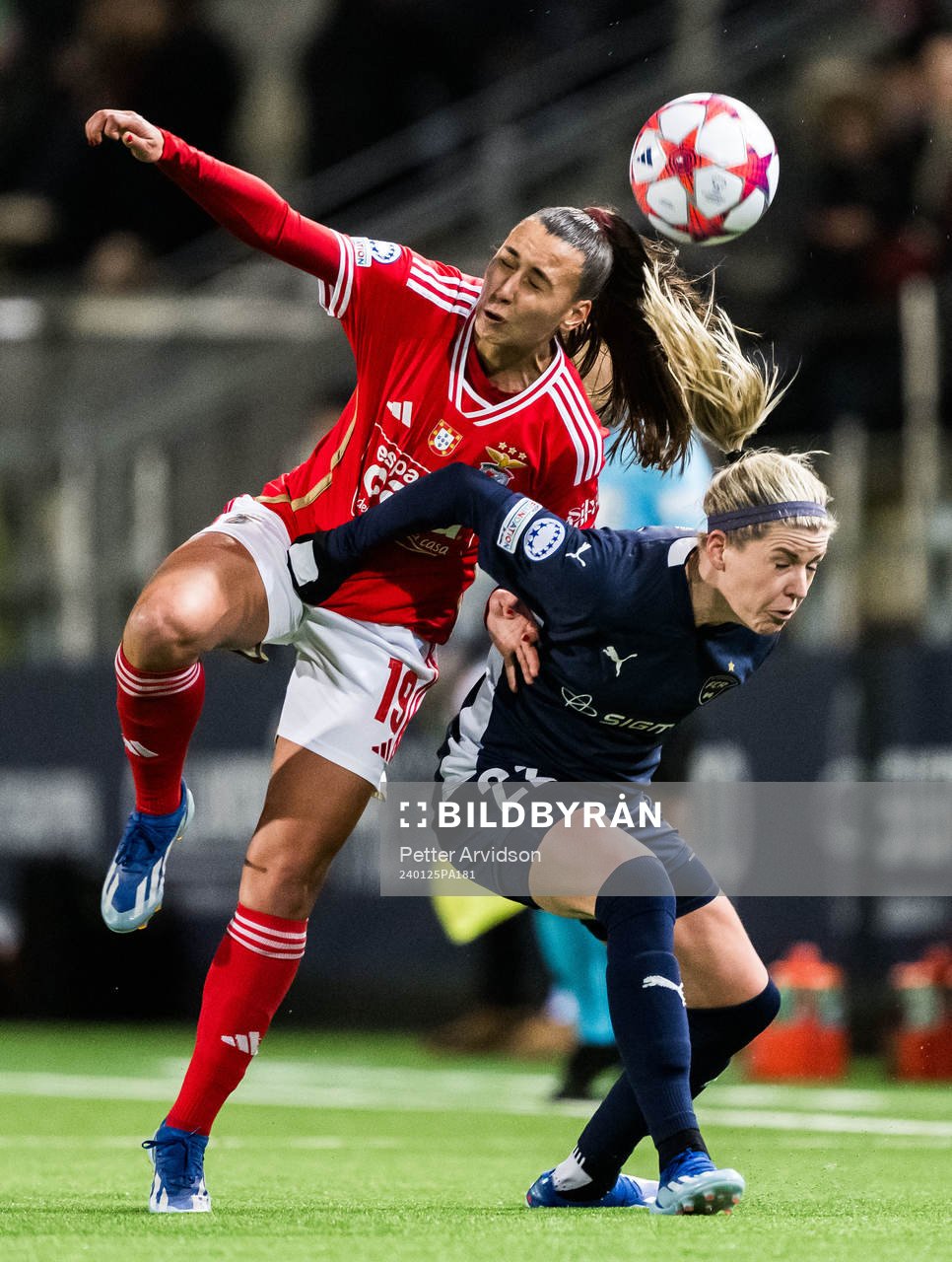 Catarina Amado of Benfica and Olivia Schough of FC