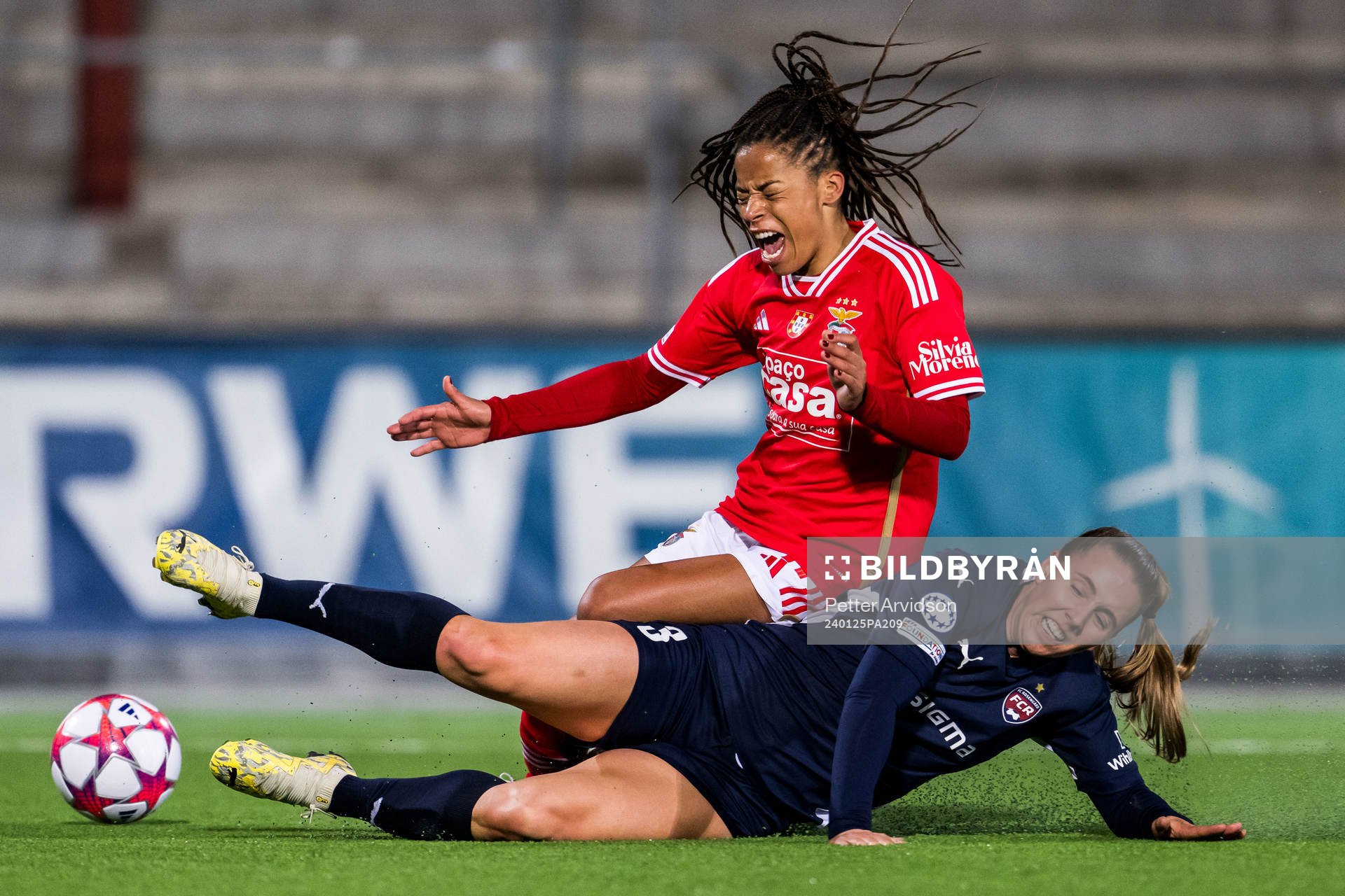 Jéssica Silva of Benfica and Gudrun Arnardottir of FC