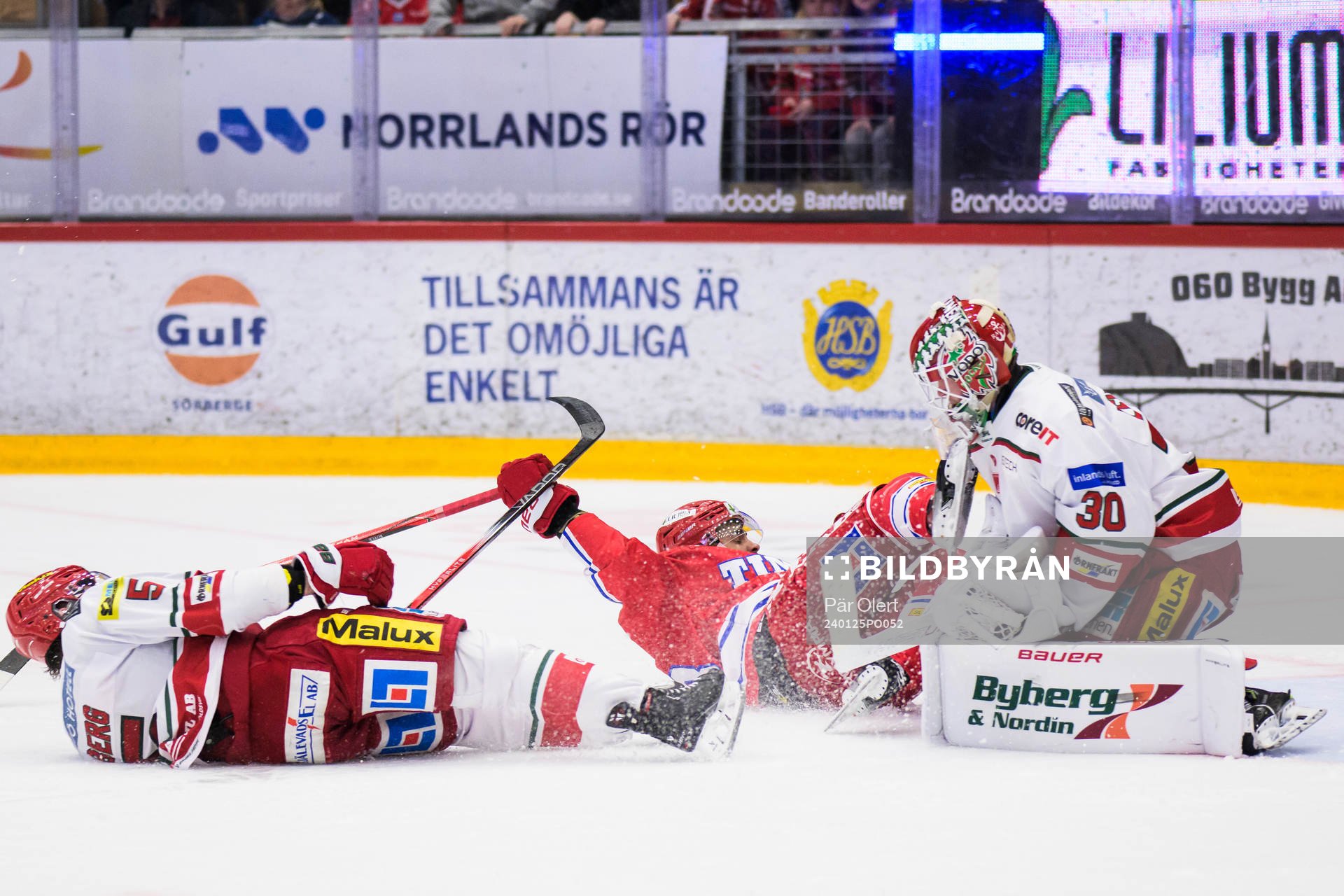 Timrås Jeremy Boyce-Rotevall kolliderar med MoDos målvakt