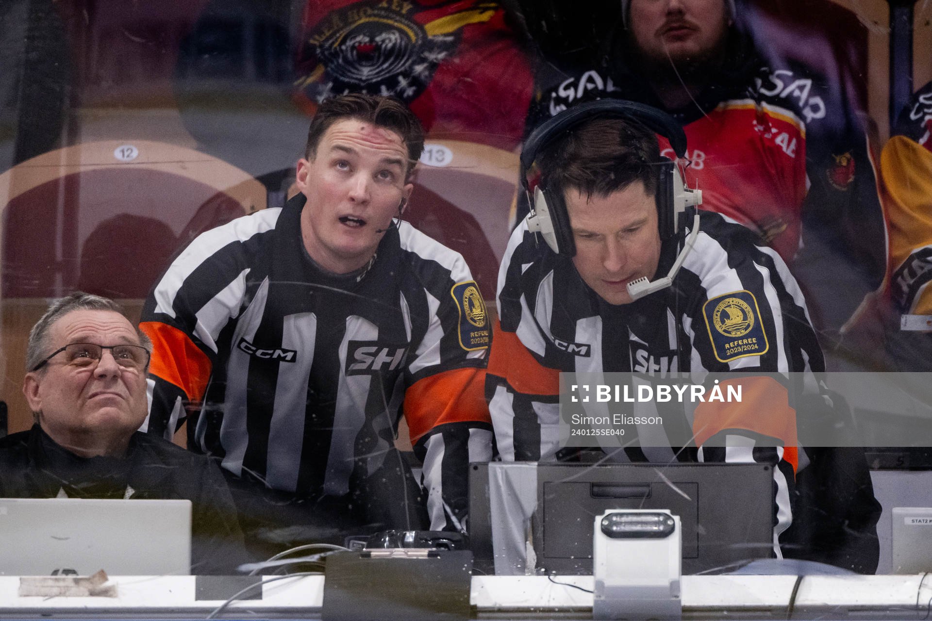 Domare Tobias Björk och Alexander Österberg med en