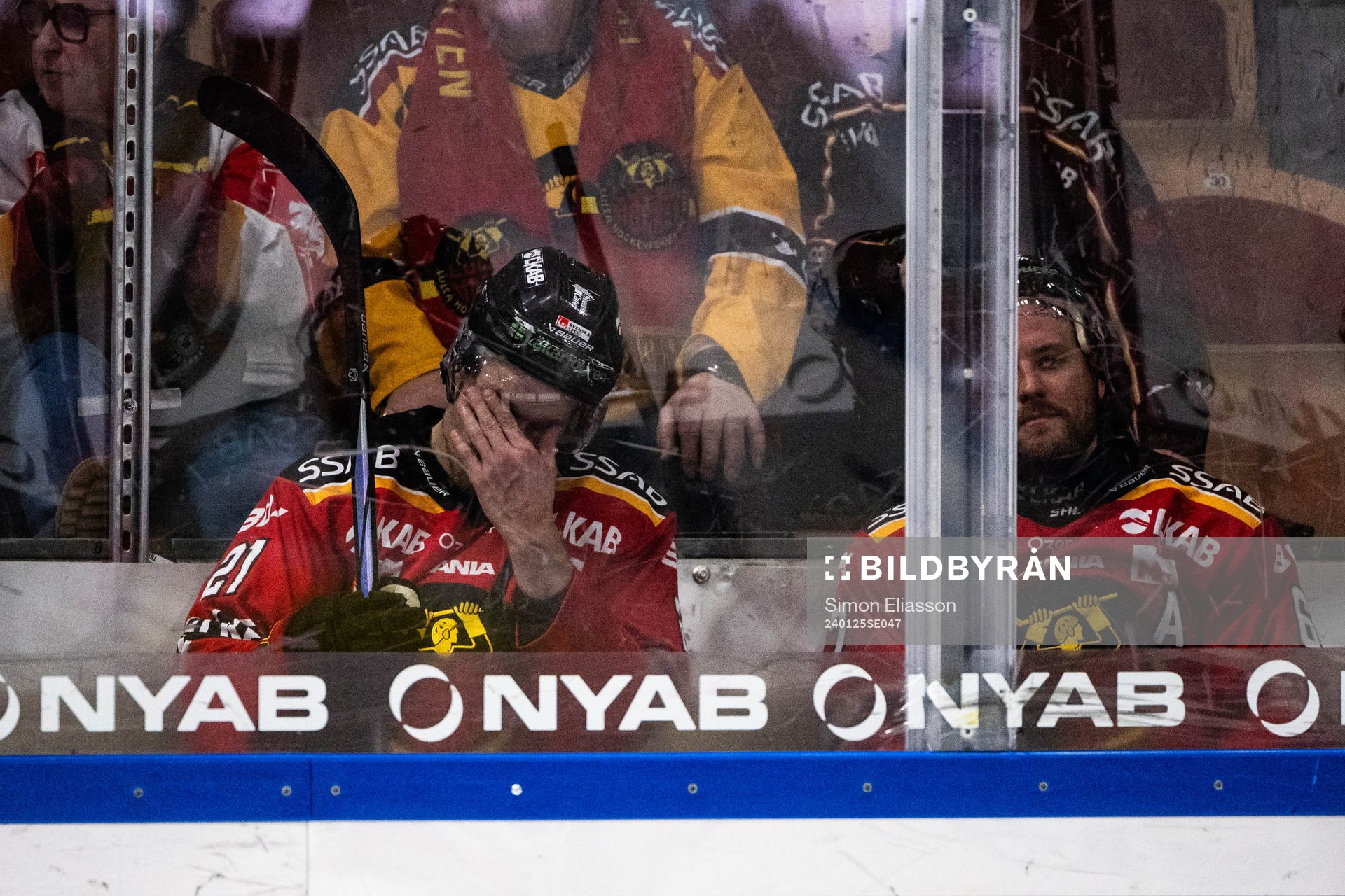 Luleås Juhani Tyrväinen och Linus Omark i utvisningsbåset