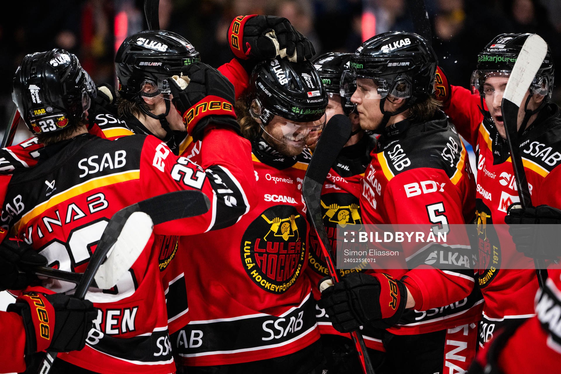Luleås Adam Brodecki jublar med lagkamrater