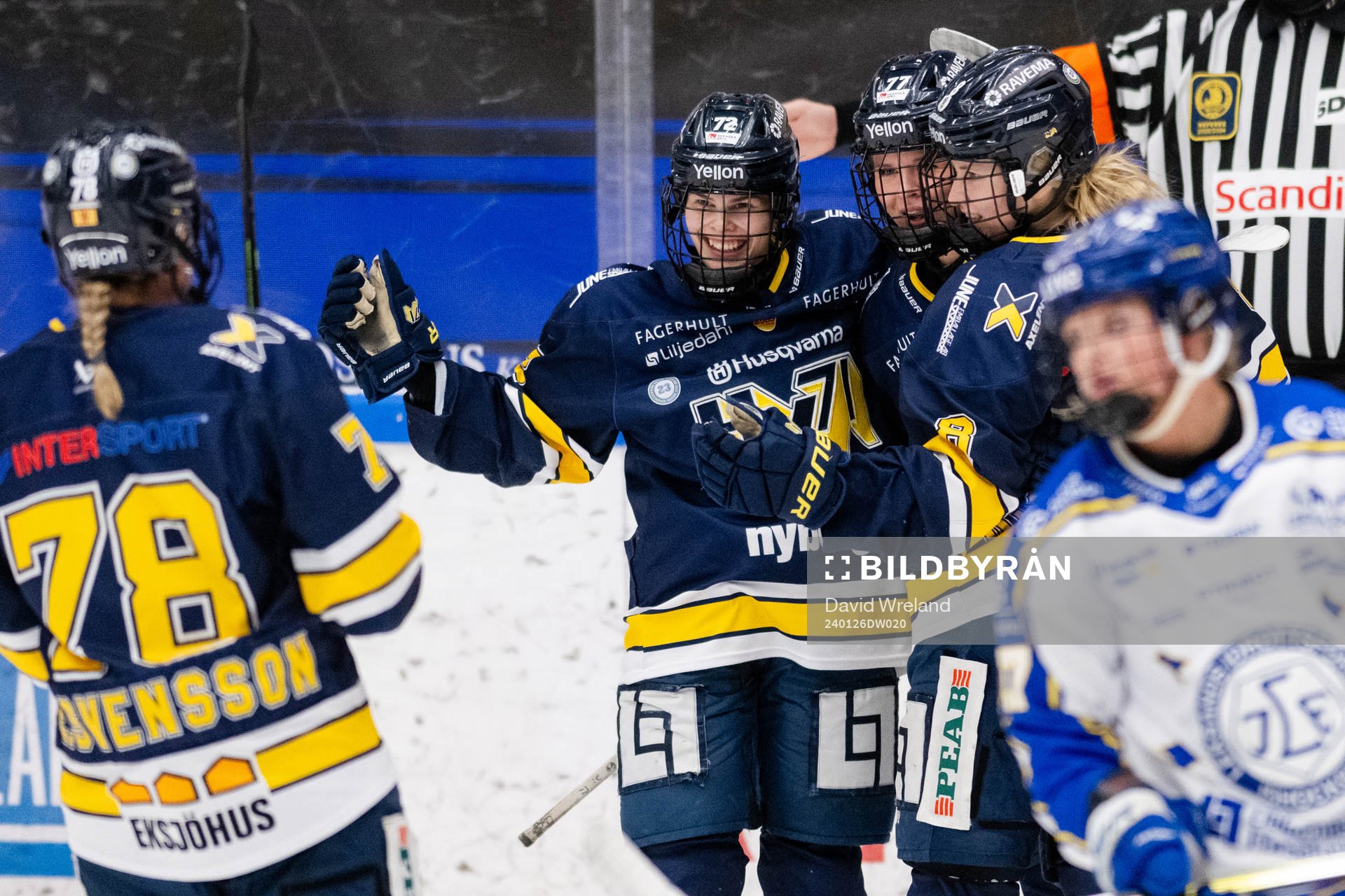 HV71s Mira Jungåker jublar