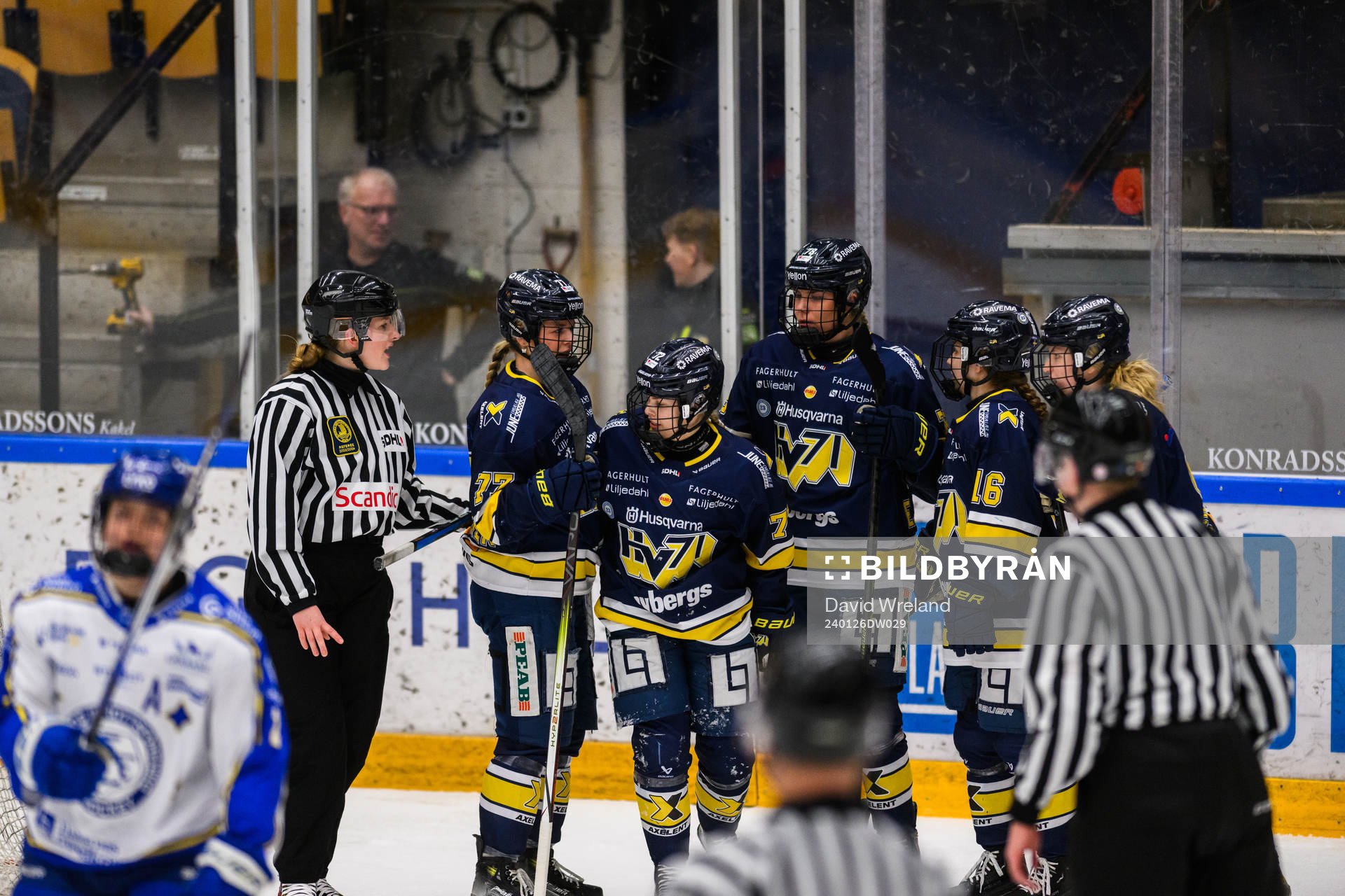 HV71s Kiira Yrjänen jublar