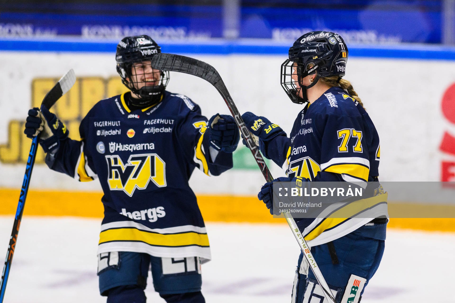HV71s Kiira Yrjänen  och HV71s Mira Jungåker jublar