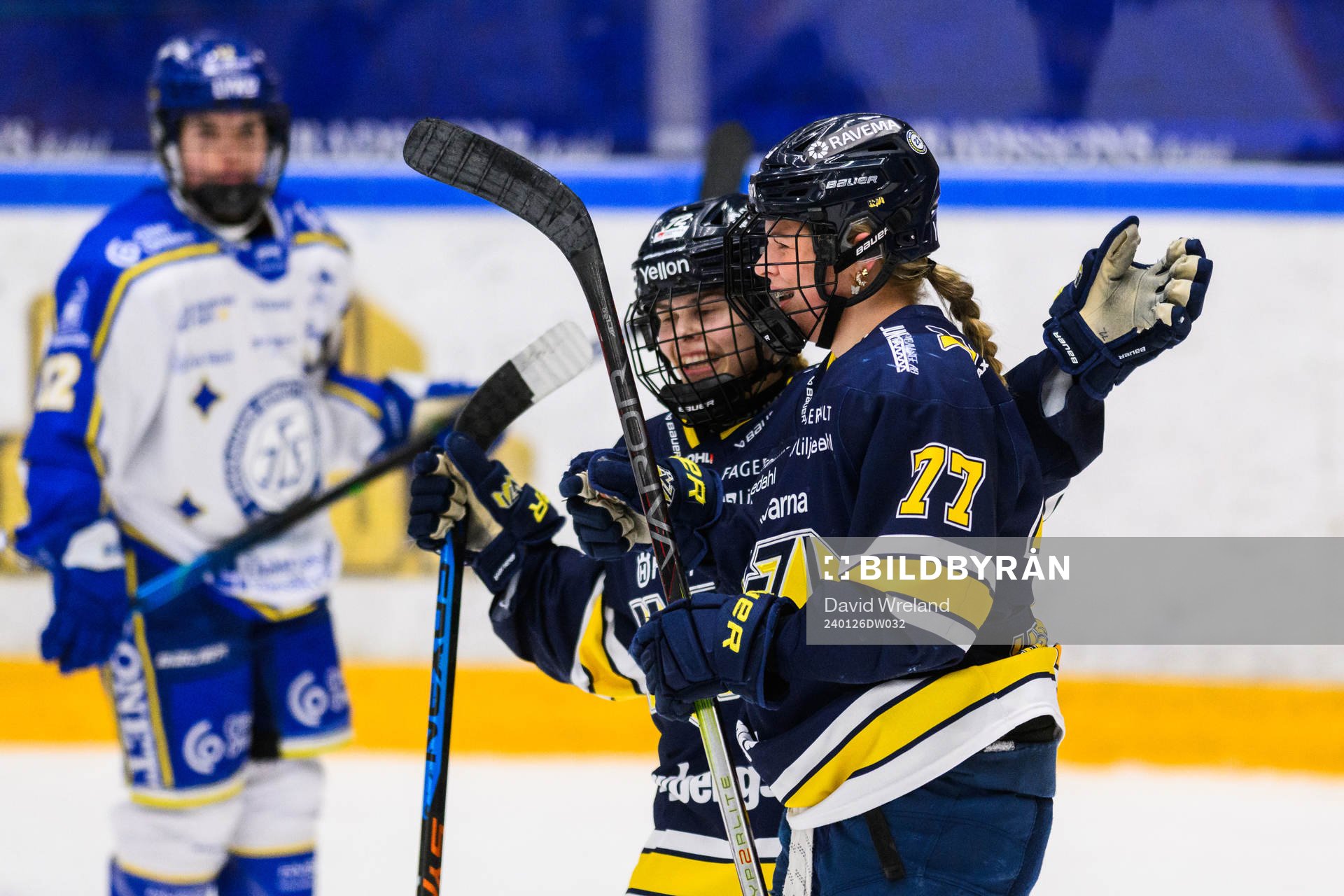 HV71s Kiira Yrjänen  och HV71s Mira Jungåker jublar