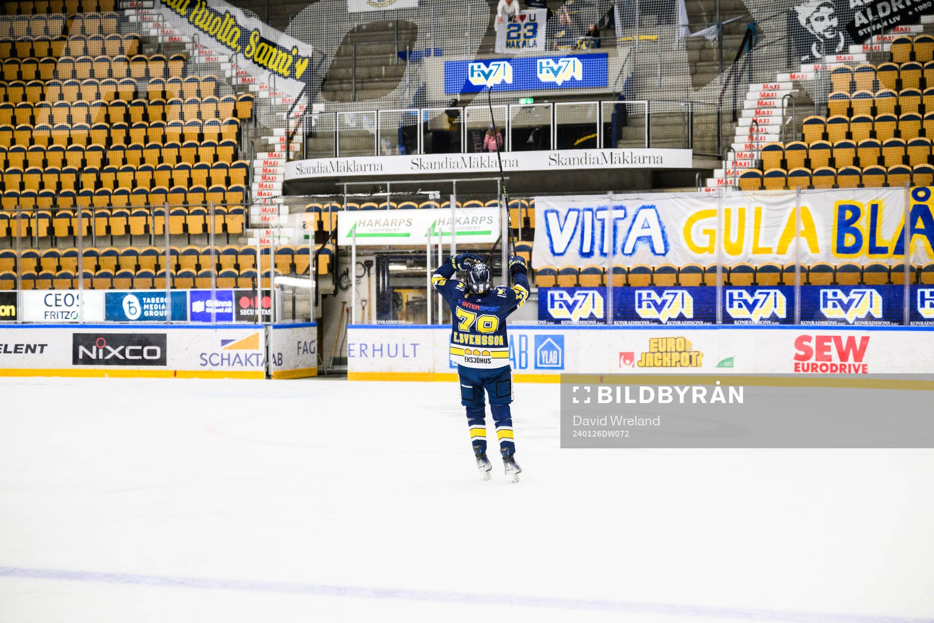 HV71s Elin Svensson jublar och tackar fansen