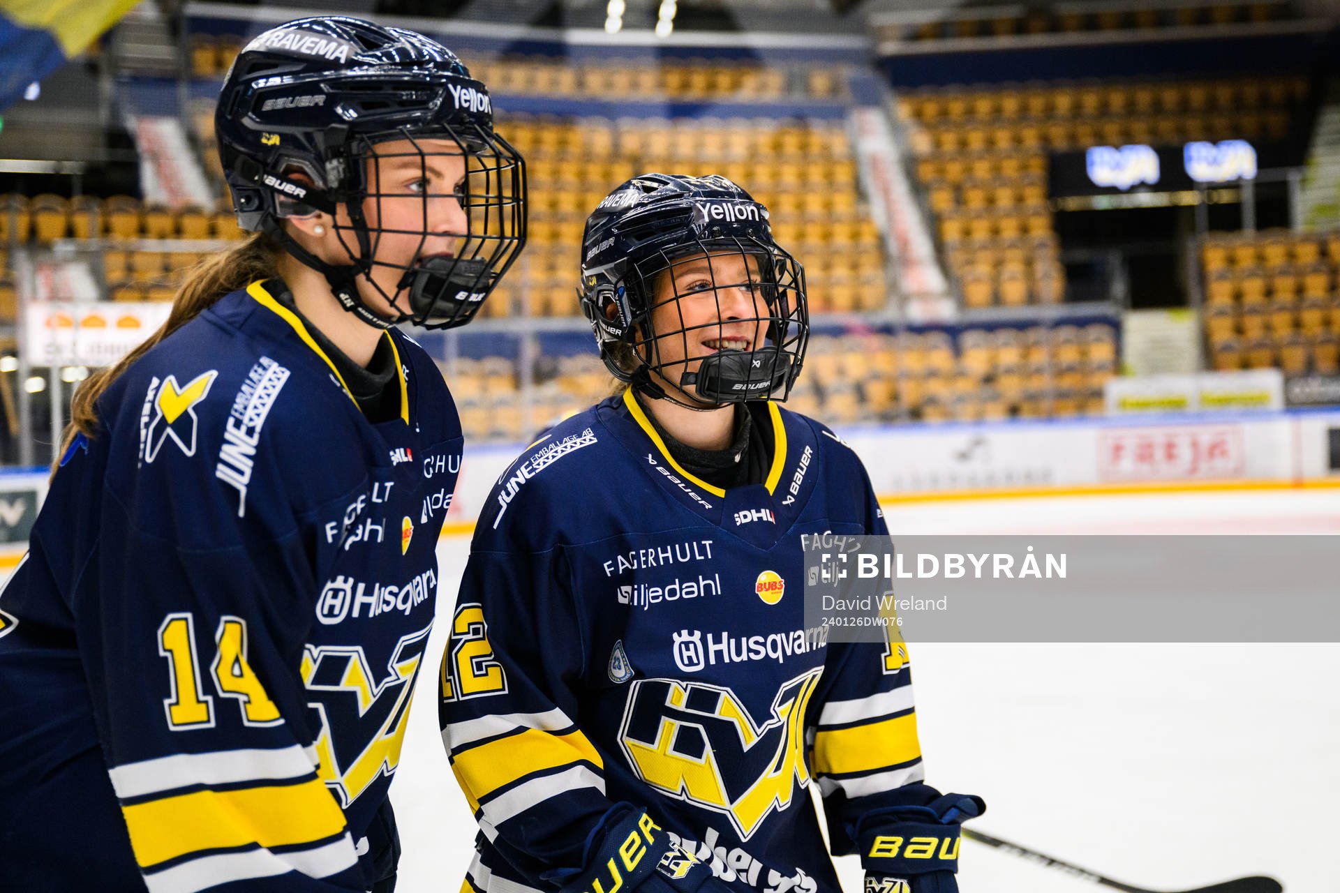 HV71s Evelina Arvidsson och Eimear Leacy  jublar