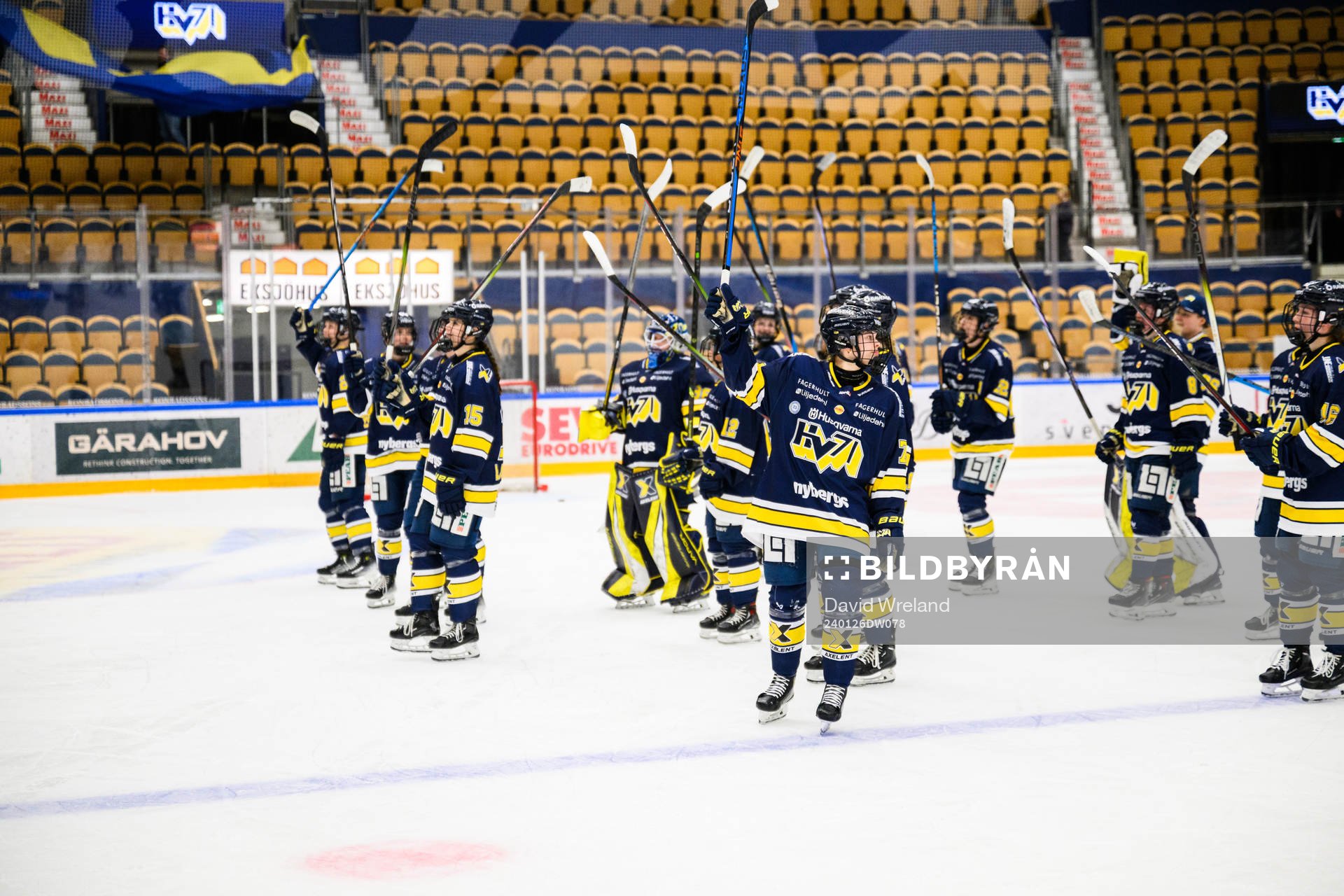 HV71s spelare jublar och tackar fansen