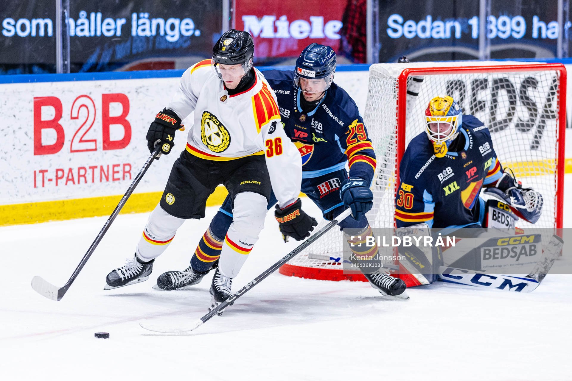 Brynäs Linus Ölund oroar framför Djurgårdens Axel