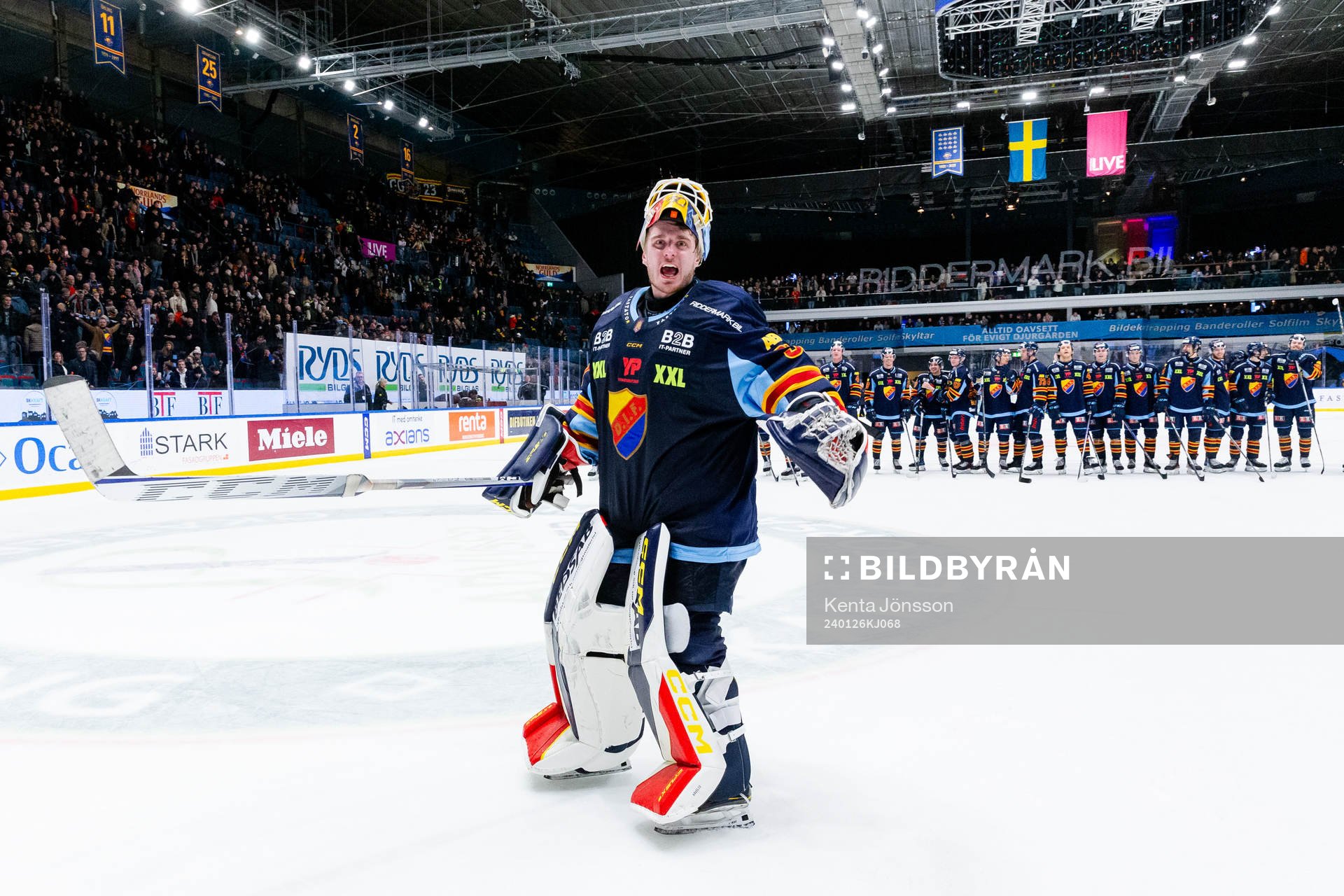 Djurgårdens målvakt Hugo Hävelid jublar