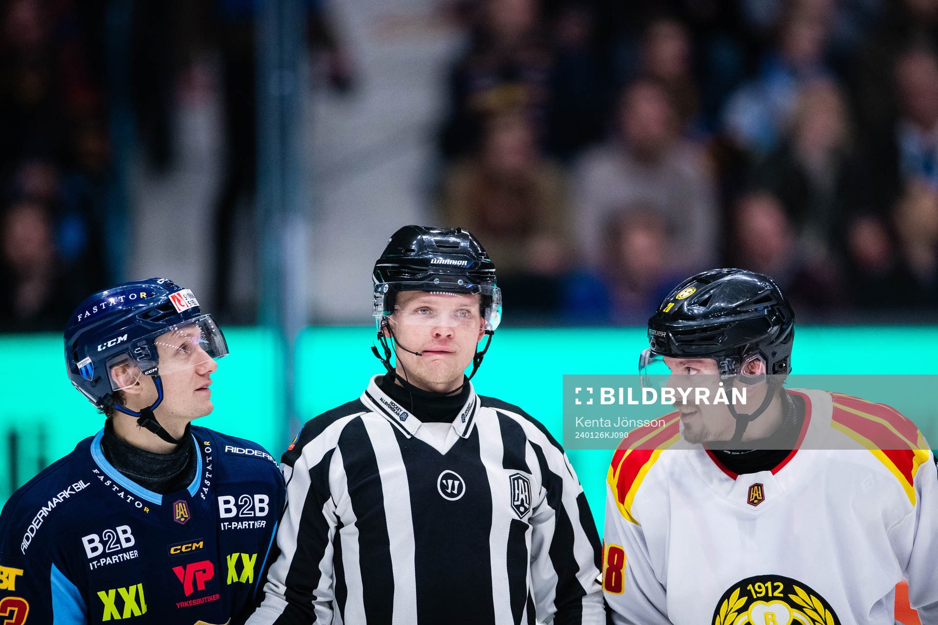 Djurgårdens David Blomgren och Brynäs Johannes Kinnvall i