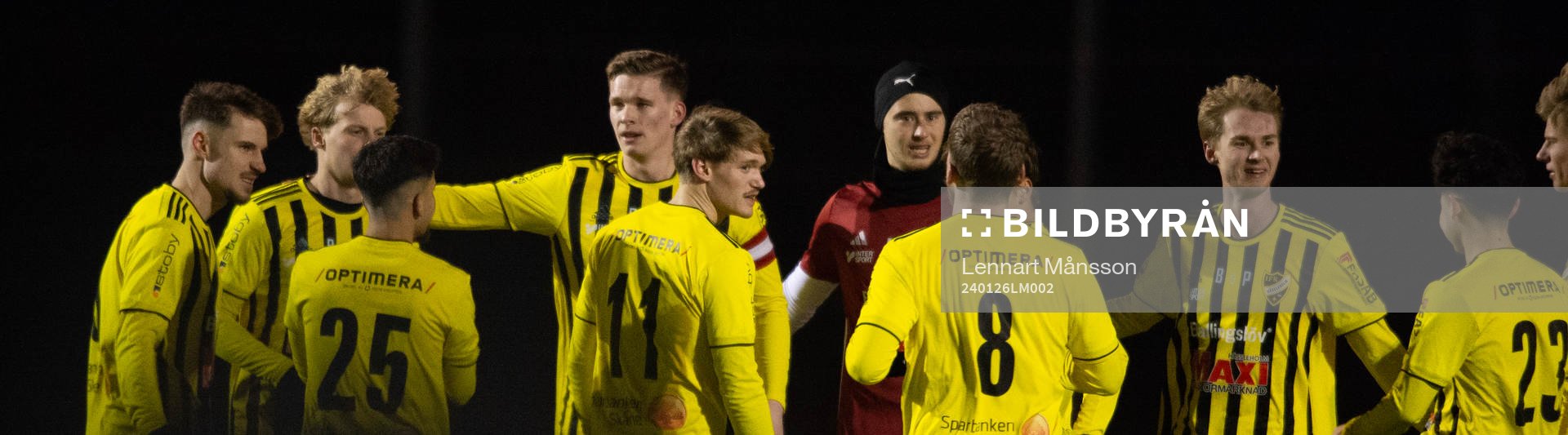 IFK Hässleholms lagkapten Axel Henriksson samlar sina