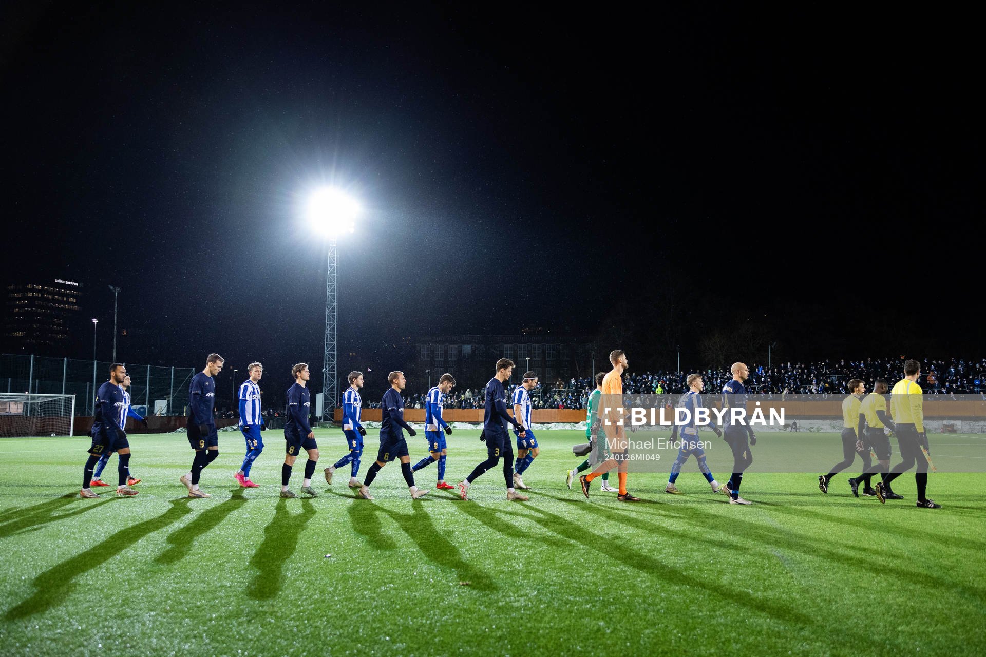 Lagen på väg ut på planen innan träningsmatchen i fotboll mellan IFK Göteborg och Halmstad den 26 januari 2024 i Göteborg. 