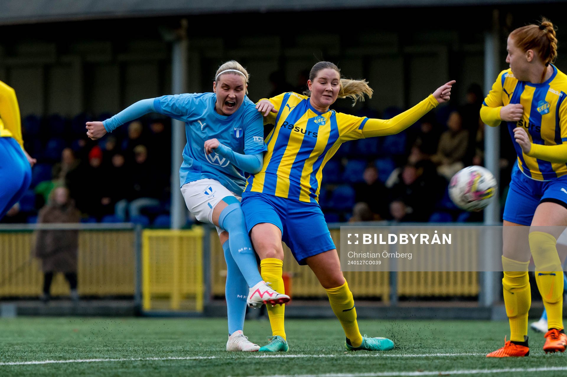 Malmö FFs Rebecka Holm och Eskilsminnes Saga Hagman under fotbollsmatchen i träningsmatchen mellan Malmö FF och Eskilsminne den 27 januari 2024 i Malmö. 