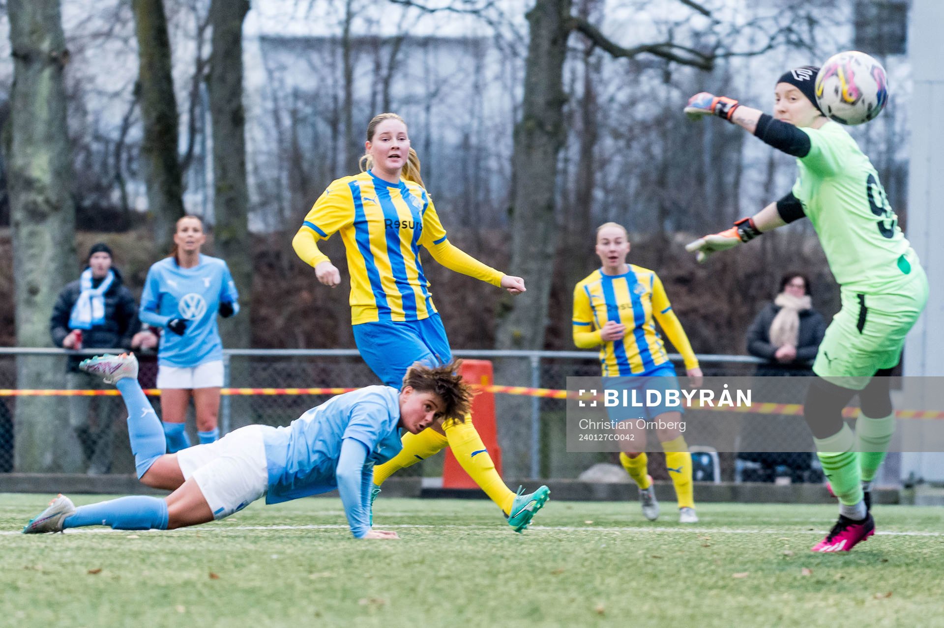 Malmö FFs Ema Paljevic och Eskilsminnes målvakt Sacha