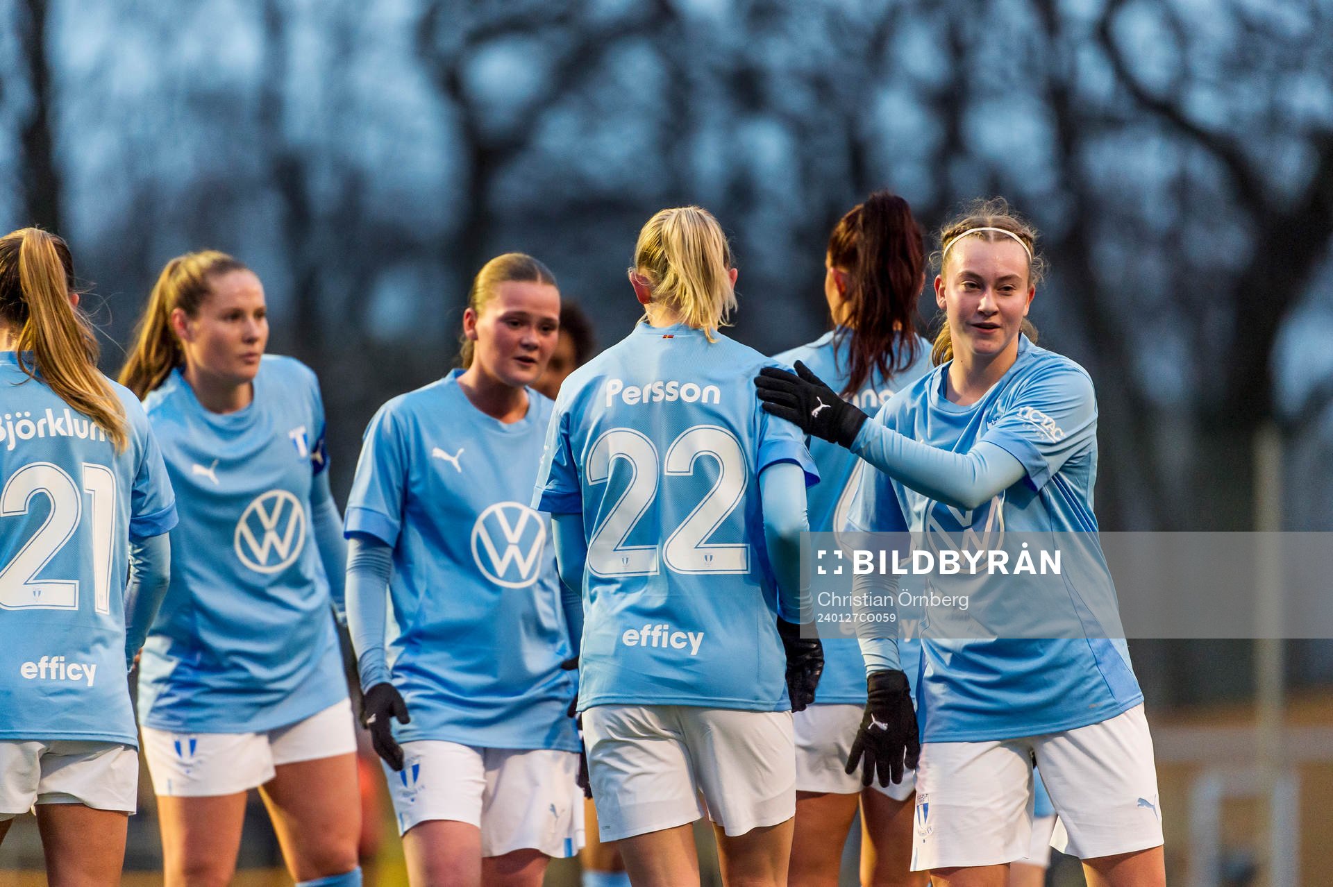 Malmö FFs Beatrice Persson jublar med lagkamraterna efter 5-0 under fotbollsmatchen i träningsmatchen mellan Malmö FF och Eskilsminne den 27 januari 2024 i Malmö.