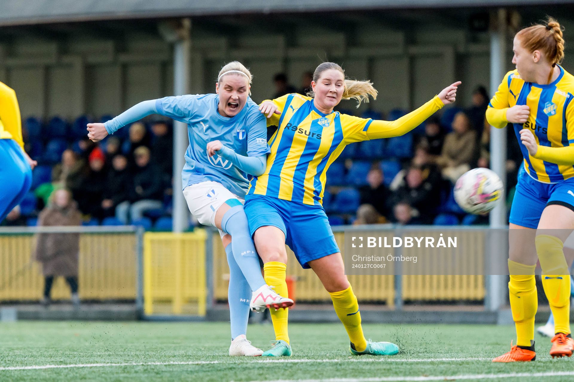Malmö FFs Rebecka Holm och Eskilsminnes Saga Hagman