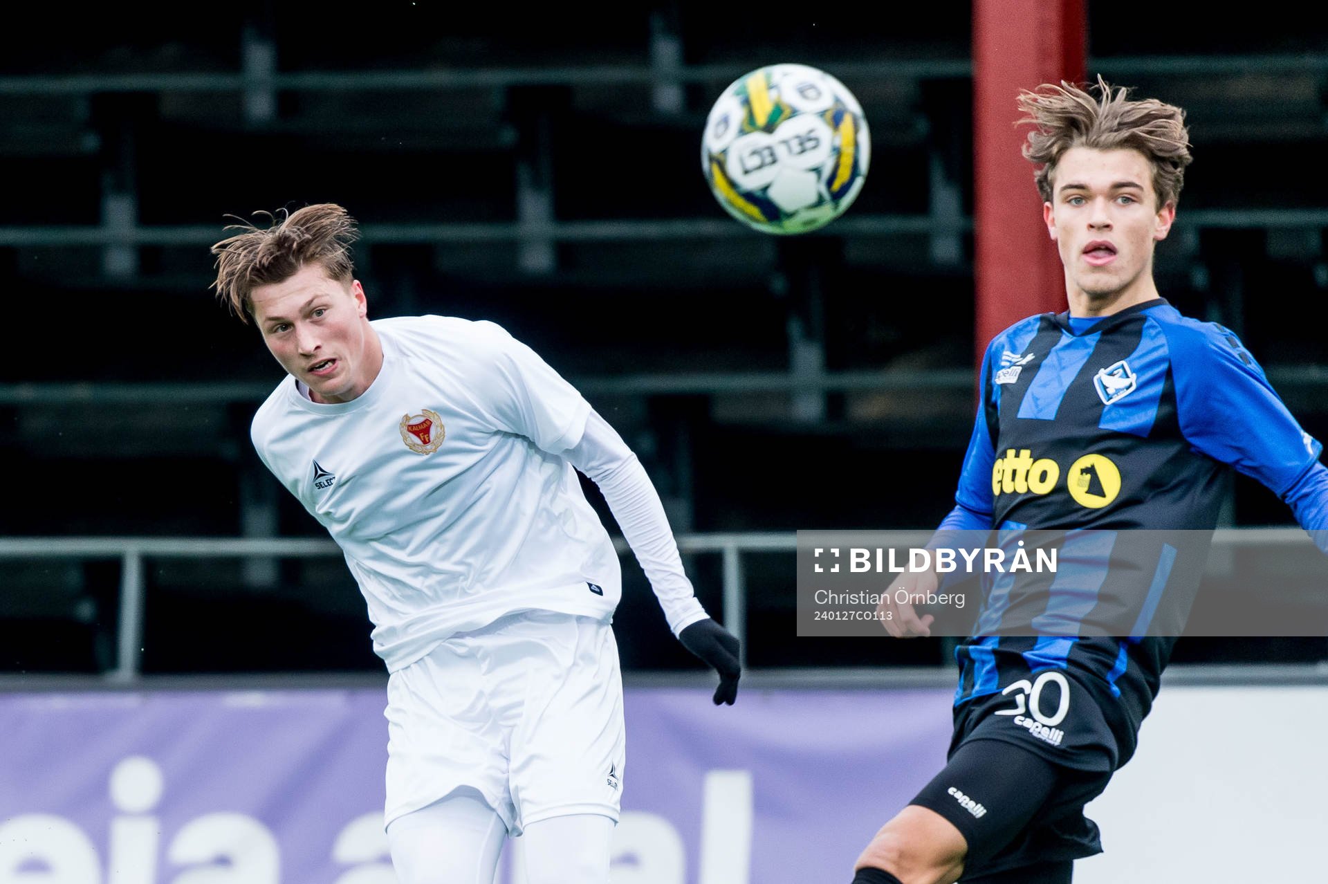 Kalmars Kevin Jensen och HB Køges Emil Willumsen under fotbollsmatchen i träningsmatchen mellan HB Køge och Kalmar den 27 januari 2024 i Malmö.