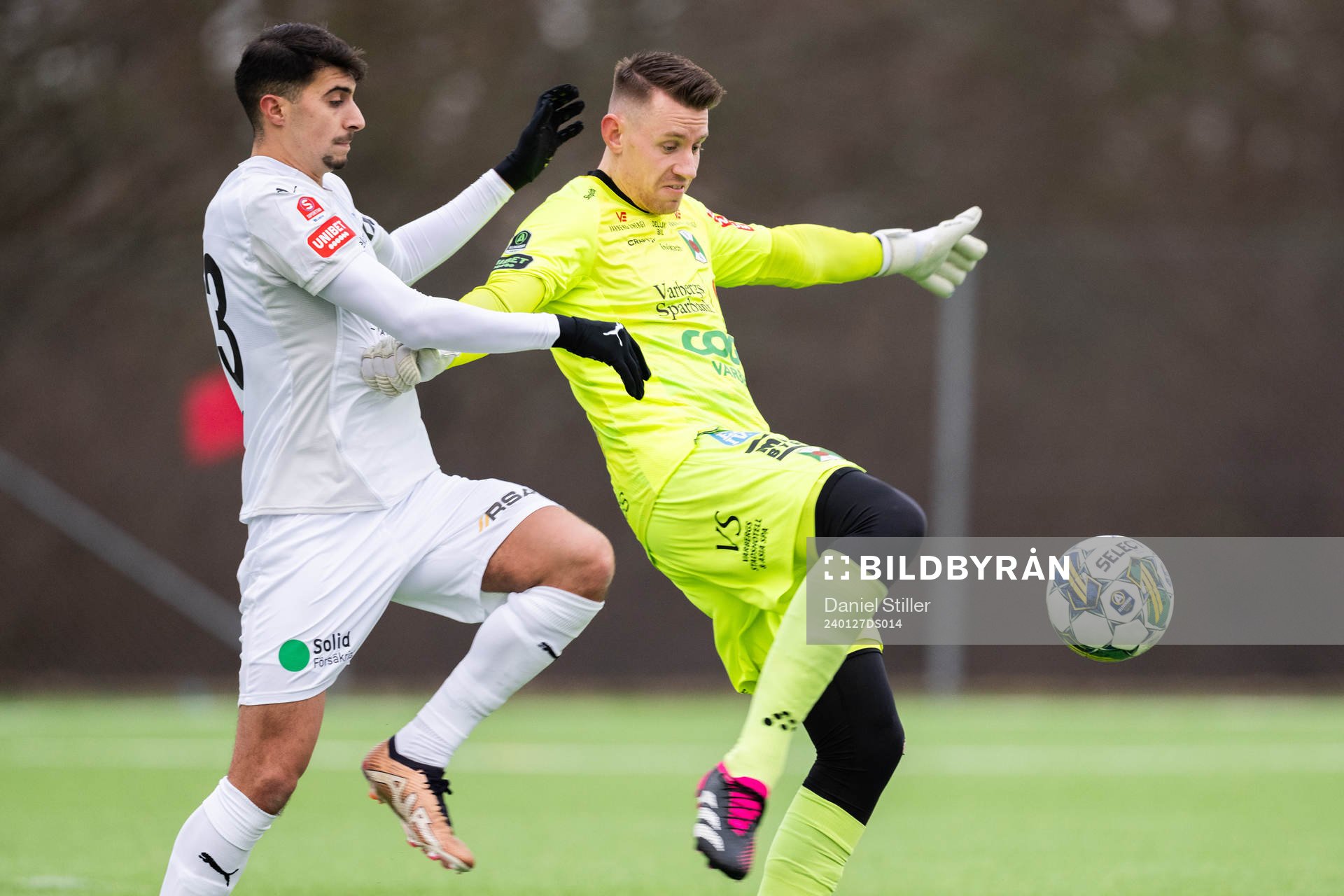 Helsingborgs Amar Muhsin och Varbergs målvakt David Olsson under träningsmatchen i fotboll mellan Varberg och Helsingborg den 27 januari 2024 i Varberg. 