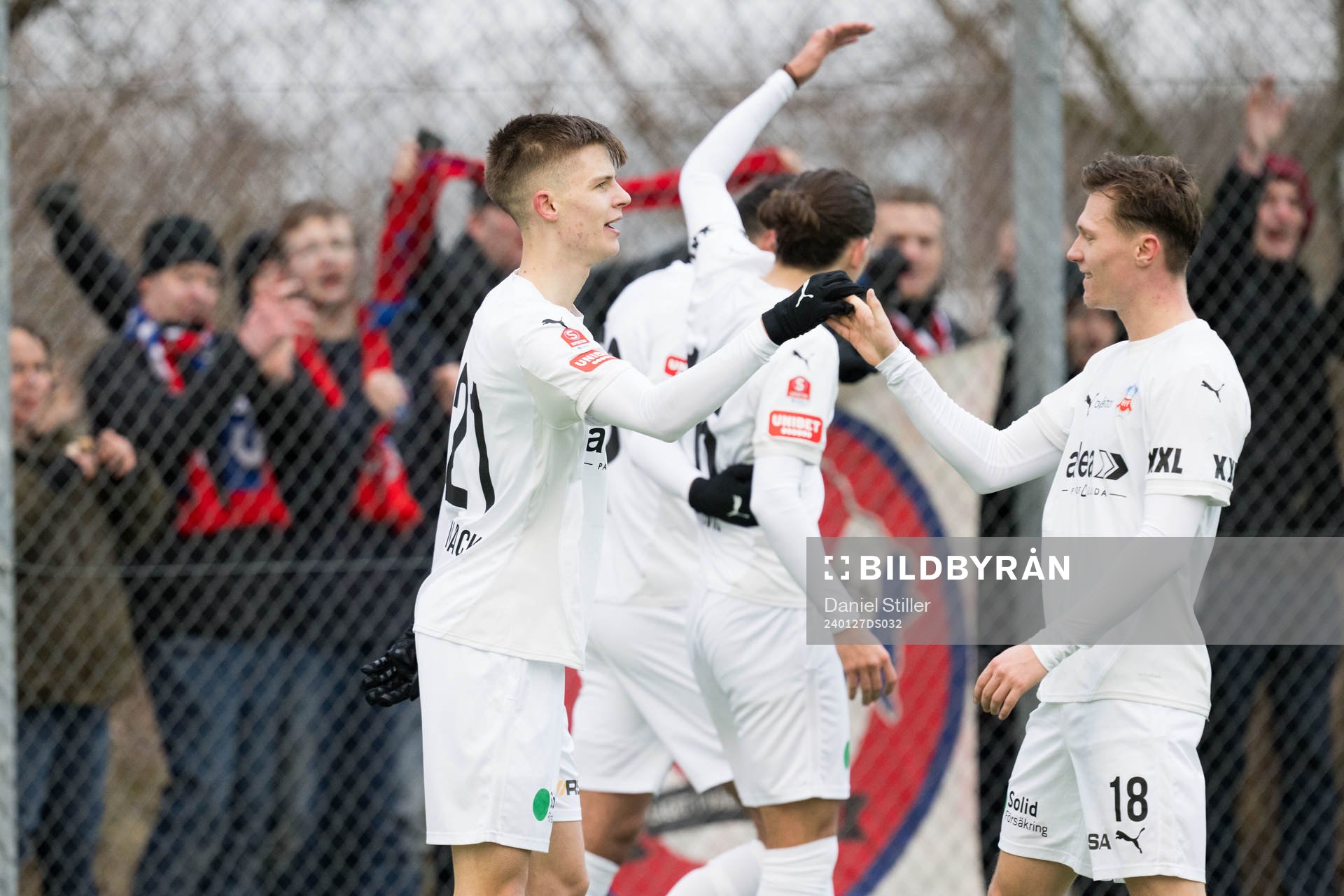 Helsingborgs Adrian Svanbäck och Anton Nilsson jublar efter 1-3 under träningsmatchen i fotboll mellan Varberg och Helsingborg den 27 januari 2024 i Varberg.