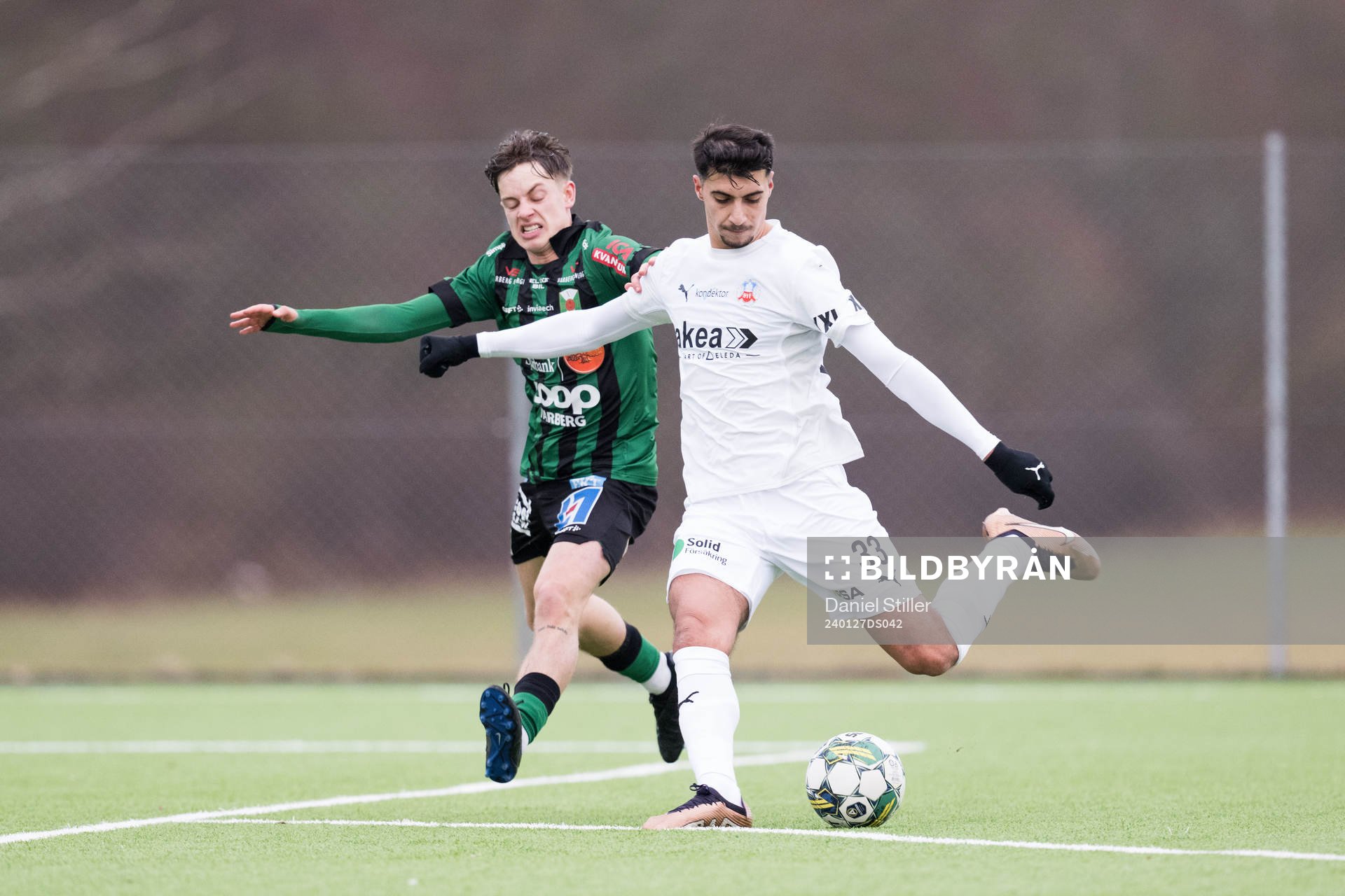 Varbergs Arvid Wiklund och Helsingborgs Amar Muhsin under träningsmatchen i fotboll mellan Varberg och Helsingborg den 27 januari 2024 i Varberg.