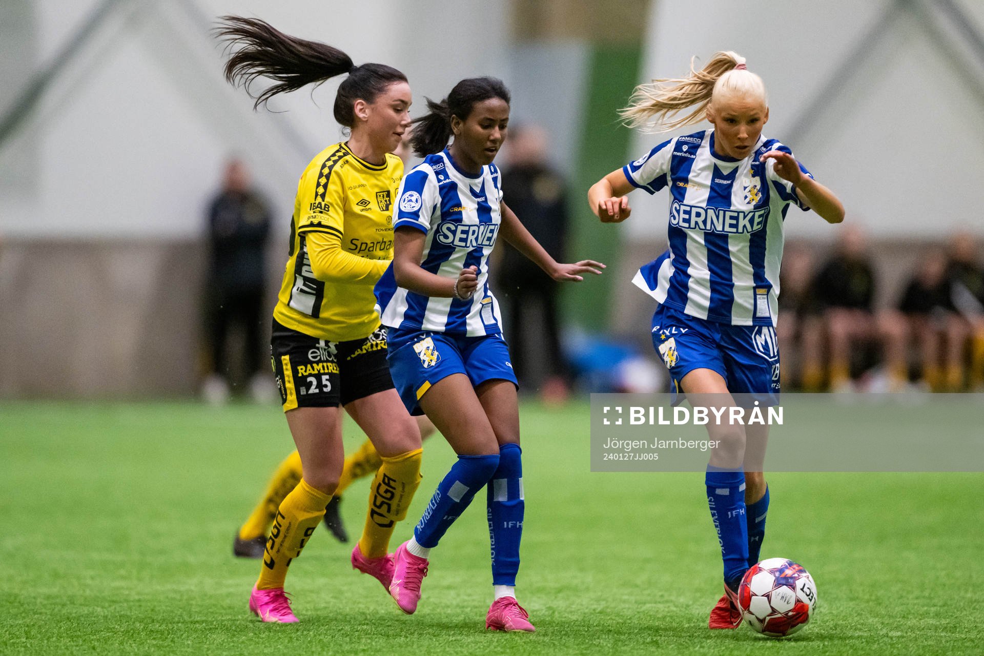 Elfsborgs Izabella Bergström i kamp med IFK Göteborgs Saron Berhe och Leia Molund under träningsmatchen mellan Elfsborg och IFK Göteborg den 27 januari 2024 i Borås.