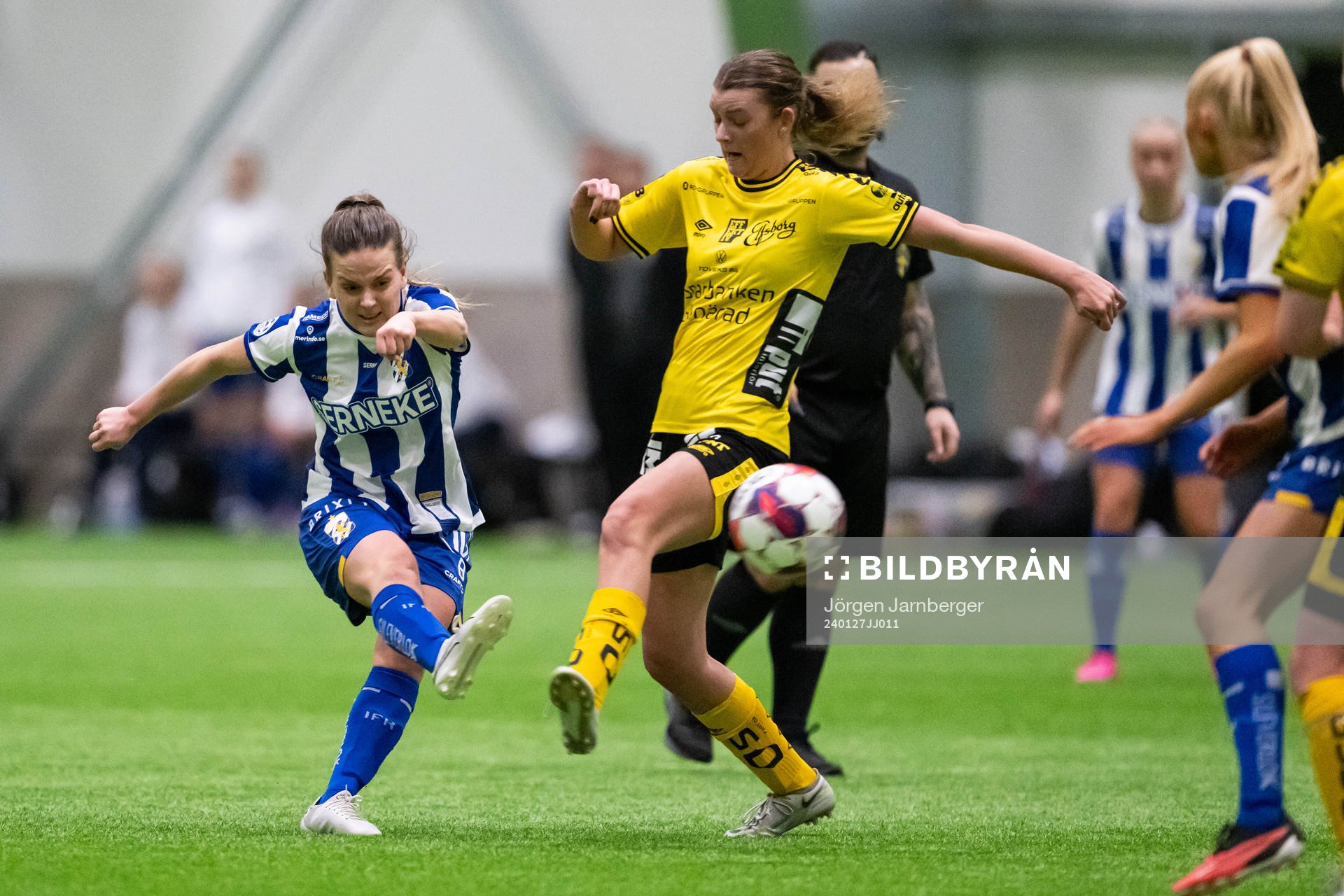 IFK Göteborgs Frida Bremer och Elfsborgs Ida Backlund under träningsmatchen mellan Elfsborg och IFK Göteborg den 27 januari 2024 i Borås.