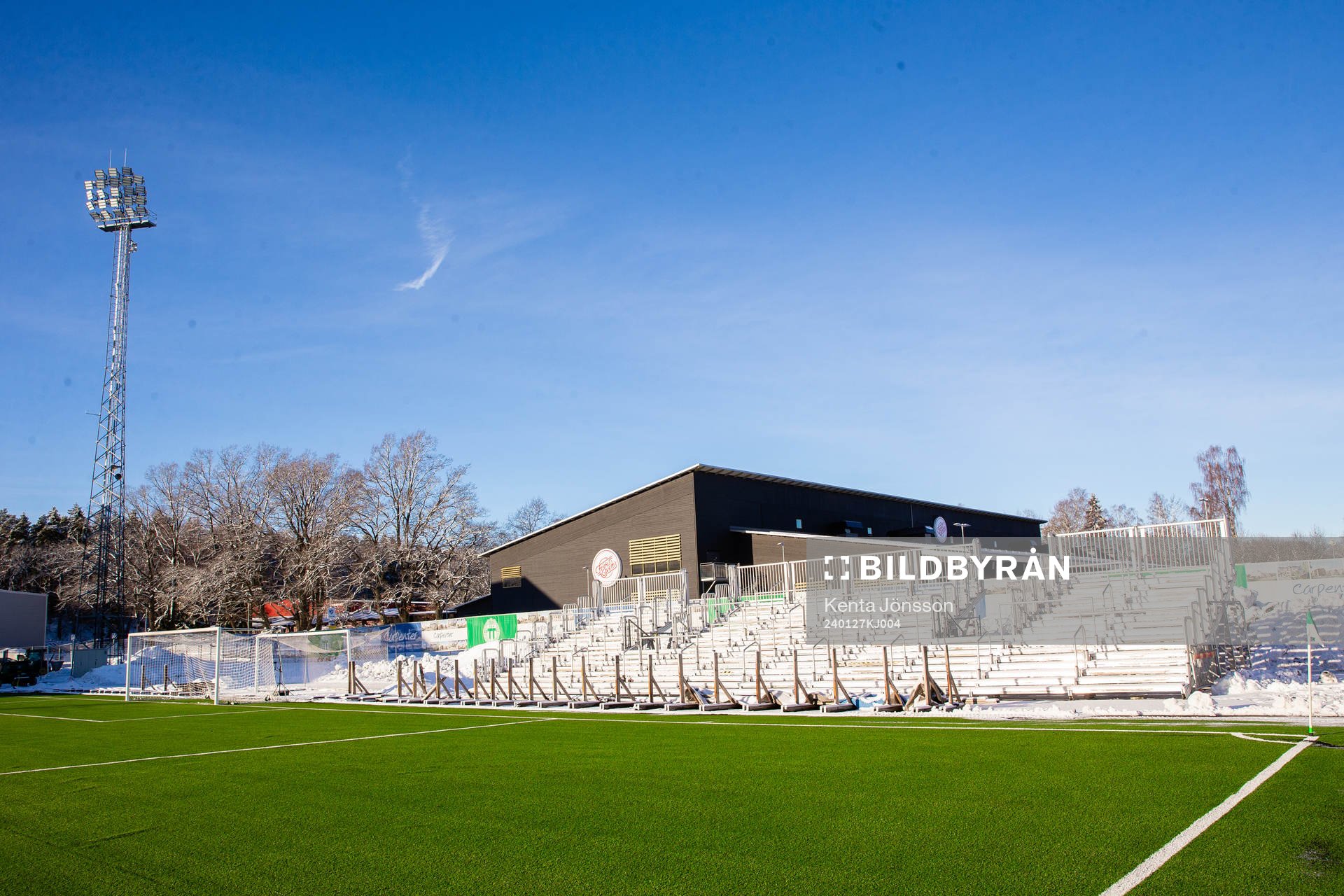 En ny läktare på ena kortsidan av Hitachi Energy Arena inför träningsmatchen i fotboll mellan Västerås SK och Djurgården den 27 januari 2024 i Västerås.