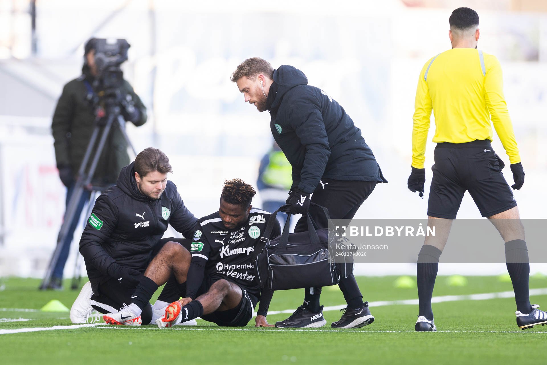 Västerås SKs Henry Offia har ont