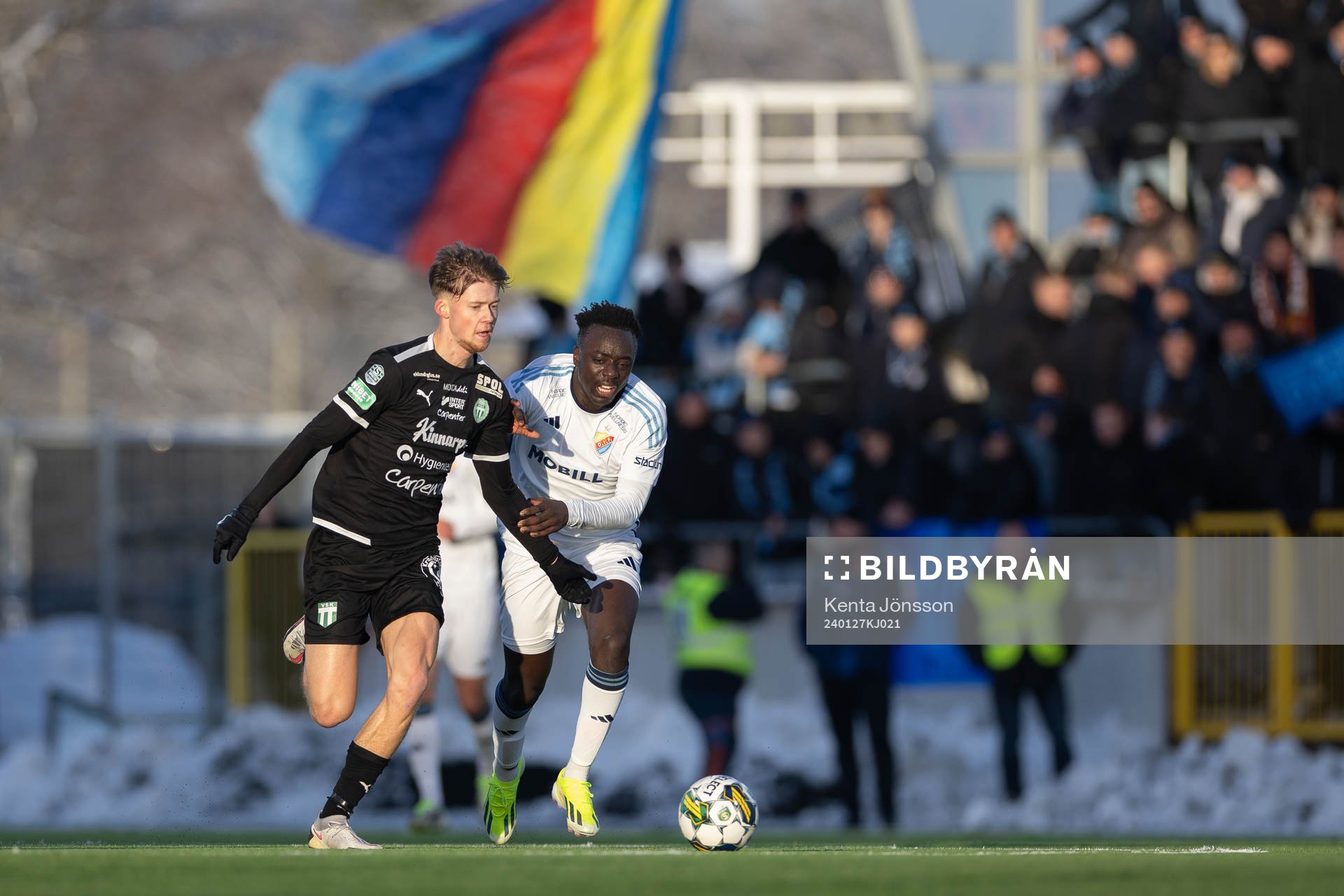 Västerås SKs Patric Åslund och Djurgårdens Kalipha Jawla under träningsmatchen i fotboll mellan Västerås SK och Djurgården den 27 januari 2024 i Västerås.