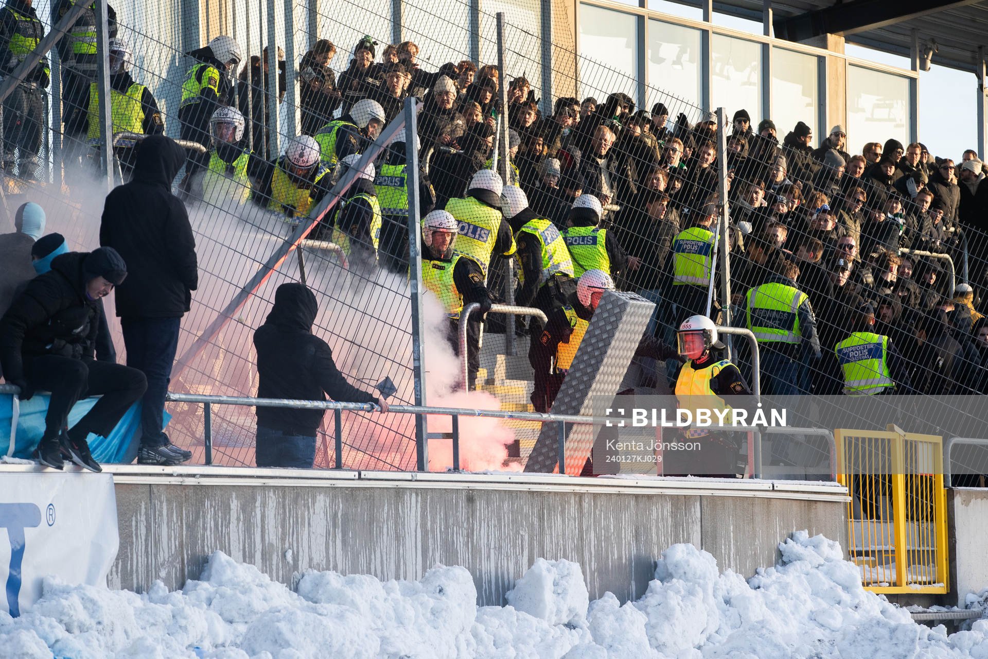 Pyroteknik på supporterläktaren